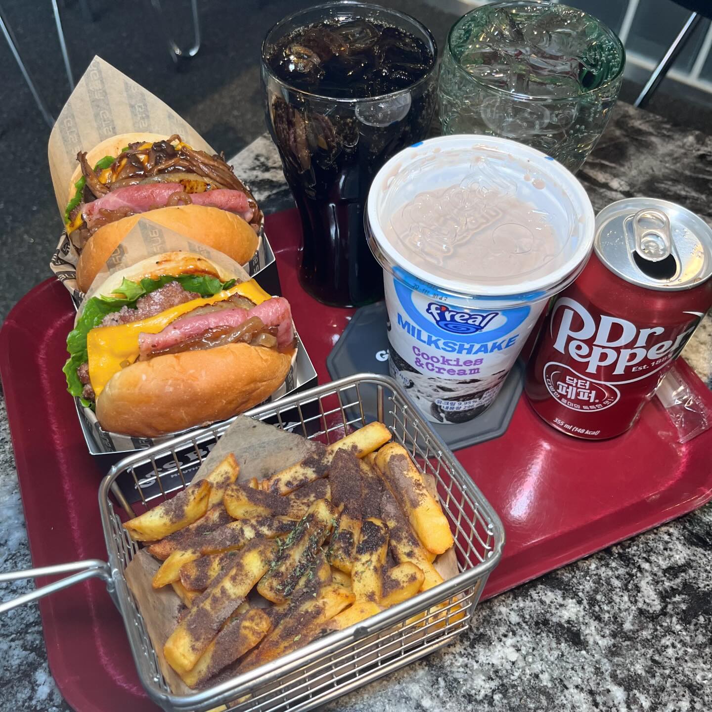 공릉역에 위치한 "GTS버거“ 먹고 왔어요🍔

여기가 요즘 그렇게 핫하다면서🔥🔥매장에서
먹는 내내 배달이 끊임없이 들어오면 말다해쬬?
수제버거 먹을거면 앞으로 여기만 갈래요👍🏻

베이컨 치즈버거랑 그릴드 머쉬룸 버거에 각각
그릴드 파인애플 추가했는데, 너무 잘어울렸어요
수제버거 전문 패티를 이용해서 그런지 더 부드럽구
거기다가 사이드로 감자튀김에 쿠키앤쉐이크🍟
시키고 진짜 푸짐하게 찍어먹으니 단짠최고

고급원두커피도 있다던데~~~후식까지 완벽!?!
매장 분위기도 힙한게 먹고가도 좋고 포장도 
추천하는 gts버거!!!

@@친한친구 태그해서같이가자💕 gtsburger_gn  
#GTS버거 #GTSBURGER #공릉 #공릉맛집 #공릉핫플 #공릉수제버거 #공릉주 #공릉수제맥주 #공릉커피맛집 #공릉인싸 #공릉아싸 #공릉햄버거 #공릉버거 #서울수제버거 #수제버거맛집