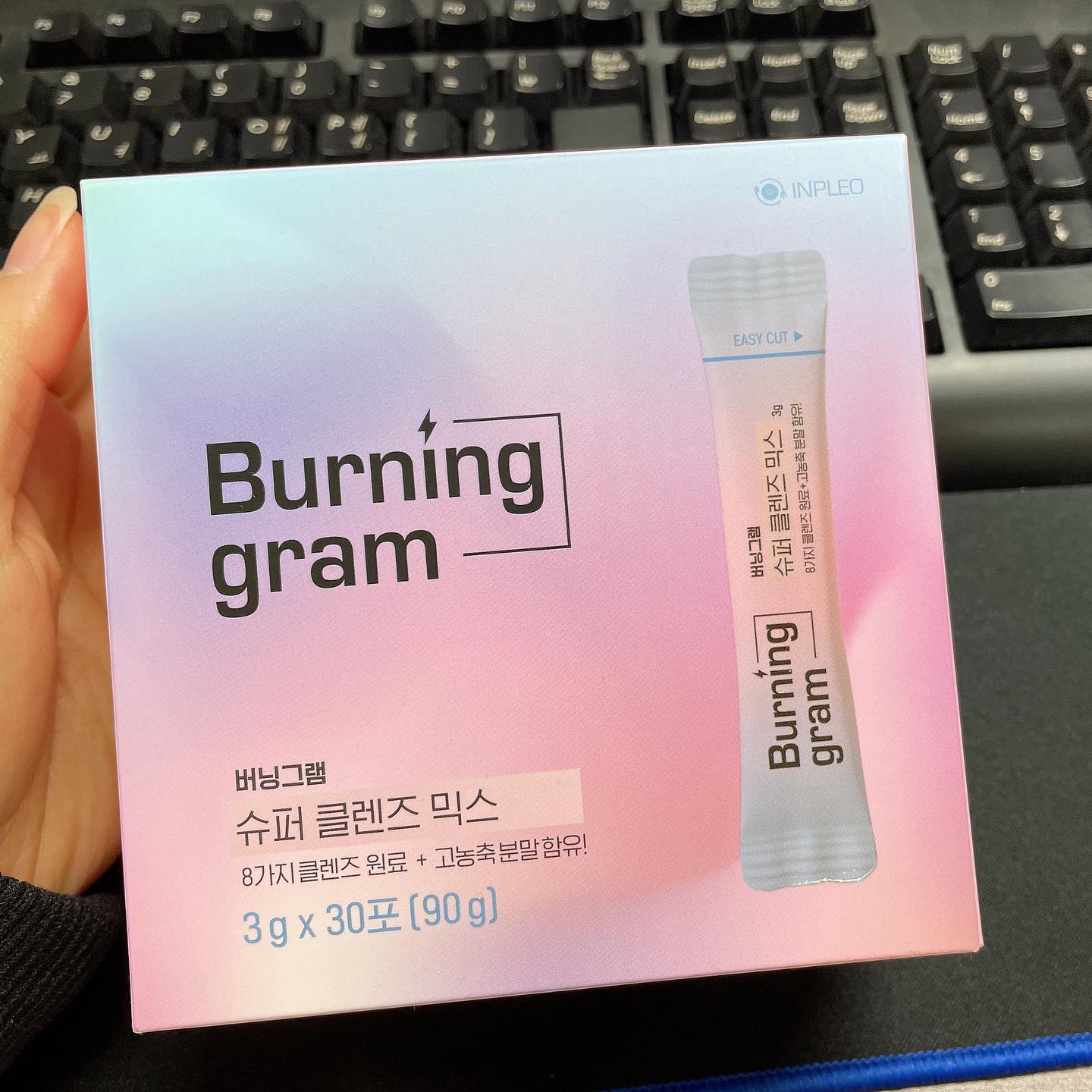 #협찬

🖐️ 매일 가벼워지는 습관, 버닝그램
8가지 클렌즈푸드+20배 농축!

레몬밤, 보이차, 비타민나무열매, 노니
석류, 풋사과, 올리브잎, 녹차
효과 좋기로 유명한 8가지 원료를 
권장량에 맞게 과학적으로 설계 🤩

💥 가성비 최고의 붓기차! 작심삼일은 이제 끝💥
하루에 스틱 한개로, 물 대신 간편하게 마셔요 💧

✔️ 섭취하는 방법
1️⃣ 물에 타먹기
2️⃣ 따뜻한 물에 타서 차로 먹기
3️⃣ 샐러드나 육류에 뿌려먹기

스틱개별포장으로 간편하게!
언제 어디서든 휴대하고 다니면서 먹기 좋아요👍
따로 챙겨먹기 힘들었던 8가지 원료
버닝그램 슈퍼 클렌즈 믹스로 한번에 먹어요 🤩

📌 https://inpleo.kr/product/%EB%B2%84%EB%8B%9D%EA%B7%B8%EB%9E%A8-%EC%8A%88%ED%8D%BC%ED%81%B4%EB%A0%8C%EC%A6%88%EB%AF%B9%EC%8A%A4-1%EA%B0%9C%EC%9B%94%EB%B6%84/17/category/49/display/1/

-
-
-
#붓기차 #급찐살 #다이어트물 #저탄고지 #버닝그램
#버닝그램슈퍼클렌즈믹스 #슈퍼클렌즈믹스 #인플레오