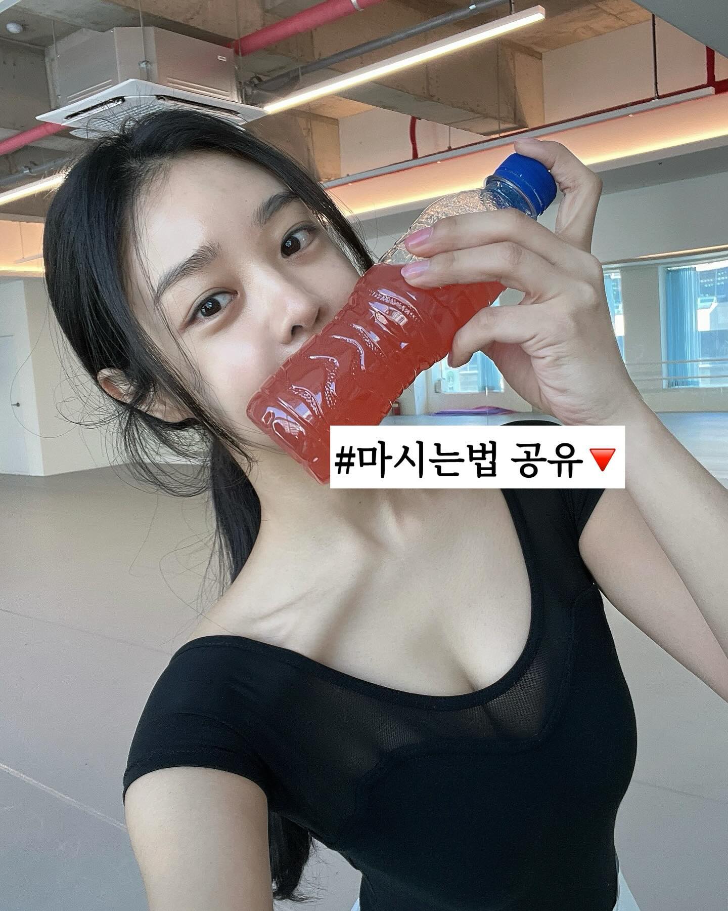 #체지방분해제는 내일마감이어요🚗

#2019년 부터 하루도 안빼고... 먹었어요🖍️
유일하게!!!!
꼬옥 챙겨먹는 영양제겸, 식약처인증 체지방분해제👌🏻

정체기를 벗어나게 해준 유일한 템이예요!!!!!

Q. 고집스럽게 먹는,
가장큰 이유를 뽑으라면....?

성분력이예요!!!
수많은 카테킨 보조제 중, 유스팩터를 먹는이유는?
20가지가 넘는 과일채소 효소성분과
물에 잘녹기위해 첨가되는 화학성분이 들어있지 않다는점이예요❌

#그래서 물에 깔끔하게 잘 녹지 않아요❌

🔻🔻 그외성분력🔻🔻

NAA 컴플렉스📣
NAA 컴플렉스라 불리는 식물혼합추출물로,
항산화 성분이 풍부한 블렌딩으로 면역력을 지원하고
더 밝고 건강한 피부 촉진

과일채소 효소 성분📣
블랙커런트, 빌베리,케일,살구,레몬과즙,라임,감귤
오렌지,자몽,적포도,노니,마퀴,자두,당근

동결건조 과일효소성분이 블렌딩의 가장큰역할이며,
드셔보신분들은 알겠지만,
마지막에 가루 살짝쿵 남아있어요!
(물에잘녹기 위해 화학성분이 아닌❌자연추출물이라는거)
잘섞어서 드셔주셔야 해요!

팔라티노스📣
이소말툴로스로도 알려져 있으며,
꿀과 사탕수수 자연추출물

비타민 B6📣
면역 기능뿐만 아니라 인지 발달에도 도움

비타민 B12📣
일부 식품에 자연적으로 존재하는 수용성 비타민.
적절한 적혈구 형성과 신경학적 기능을 위해 필요.

비타민 C 유도체 (아스코빌글루코사이드)📣
항산화 작용과 피부를 밝게함

높은 비오틴 함량📣
비오틴은 비타민 B7으로
신체에서 에너지 생성 및 피부, 모발, 손톱
등에 대한 건강에 중요한 역할👌🏻

#시초는 미국제품에서
#한국지점으로 넘어오면서
#업그레이드된제품으로
#코스맥스에서 제조됩니다👌🏻

🔻
독소배출과 염증 배출의 효과에 대한 반응이 있었던
보조제는 처음이라,
신기하더라구요.

#저는 반응이 있다는것에 일단 신뢰하고 꾸준히
복용을 했습니다✍🏻

진짜.. 몸쏙염증배출이나, 정체기, 부기관리에
진심이신분들에게 꼬옥!!! 일상에 도움이 되었으면 해요🥹