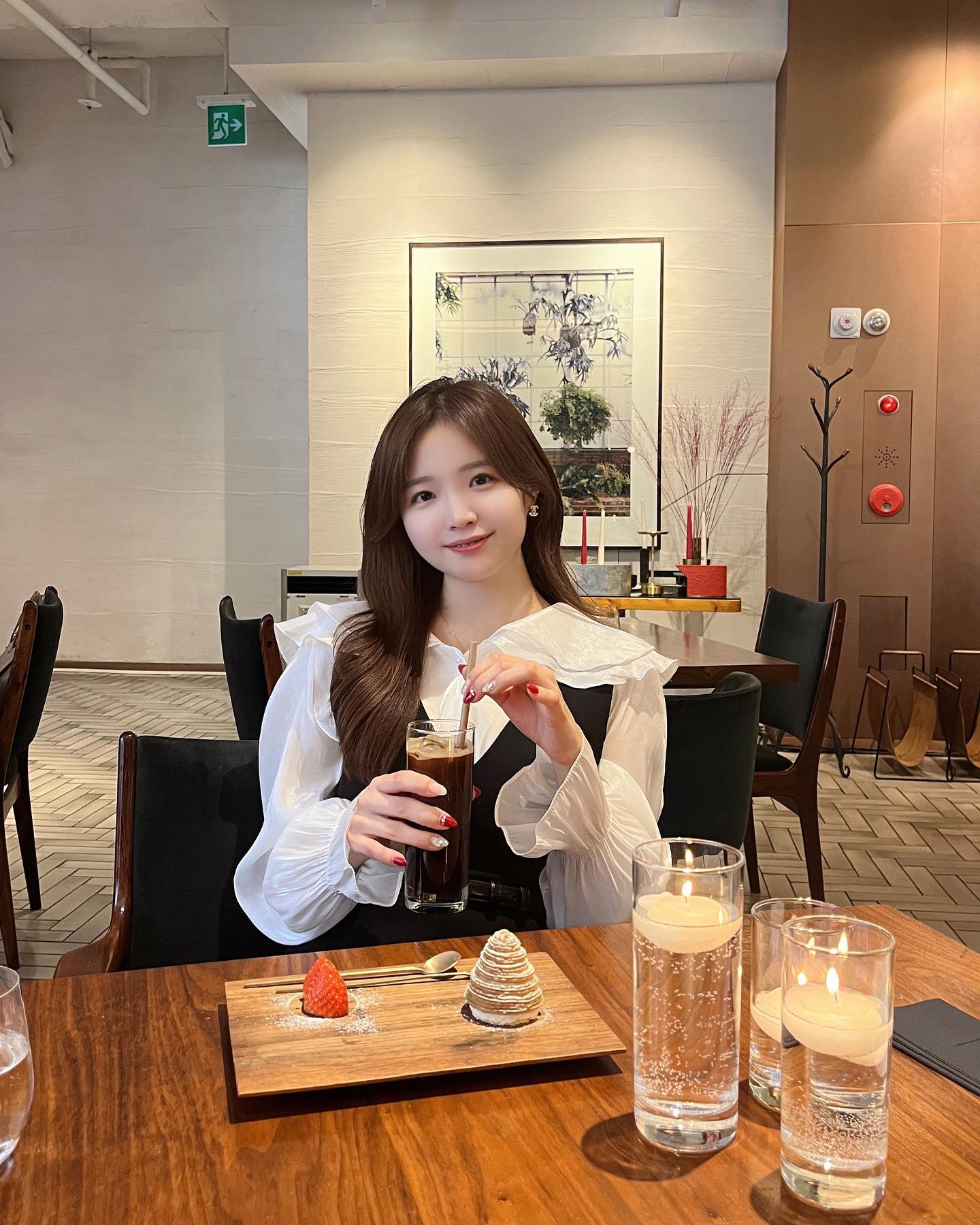 눈 오는 창밖을 보며 회고해 보는 2023년. 그동안의 노력으로 올해부터는 언제 어디서든 노트북 하나로 일할 수 있는 환경을 만들었고, 처음으로 부모님 댁에서 독립해 자취도 시작했고, 버킷리스트 중 하나였던 제주도 한달살이도 해보고, 무엇보다 평생 함께 할 소중한 사람도 만나게 된 한 해 .. 🖤 허무하고 빠르게 지나갔다고 생각했는데 적어내려가다 보니 그 어느 때보다 특별한 일년이었다 -! 내년에는 더 낭만 있고 열정 가득하게 살아야지이 ୧( “̮ )୨ 미래가 기대되고 기다려진다는 건 정말 감사한 삶이야 ~~~~~