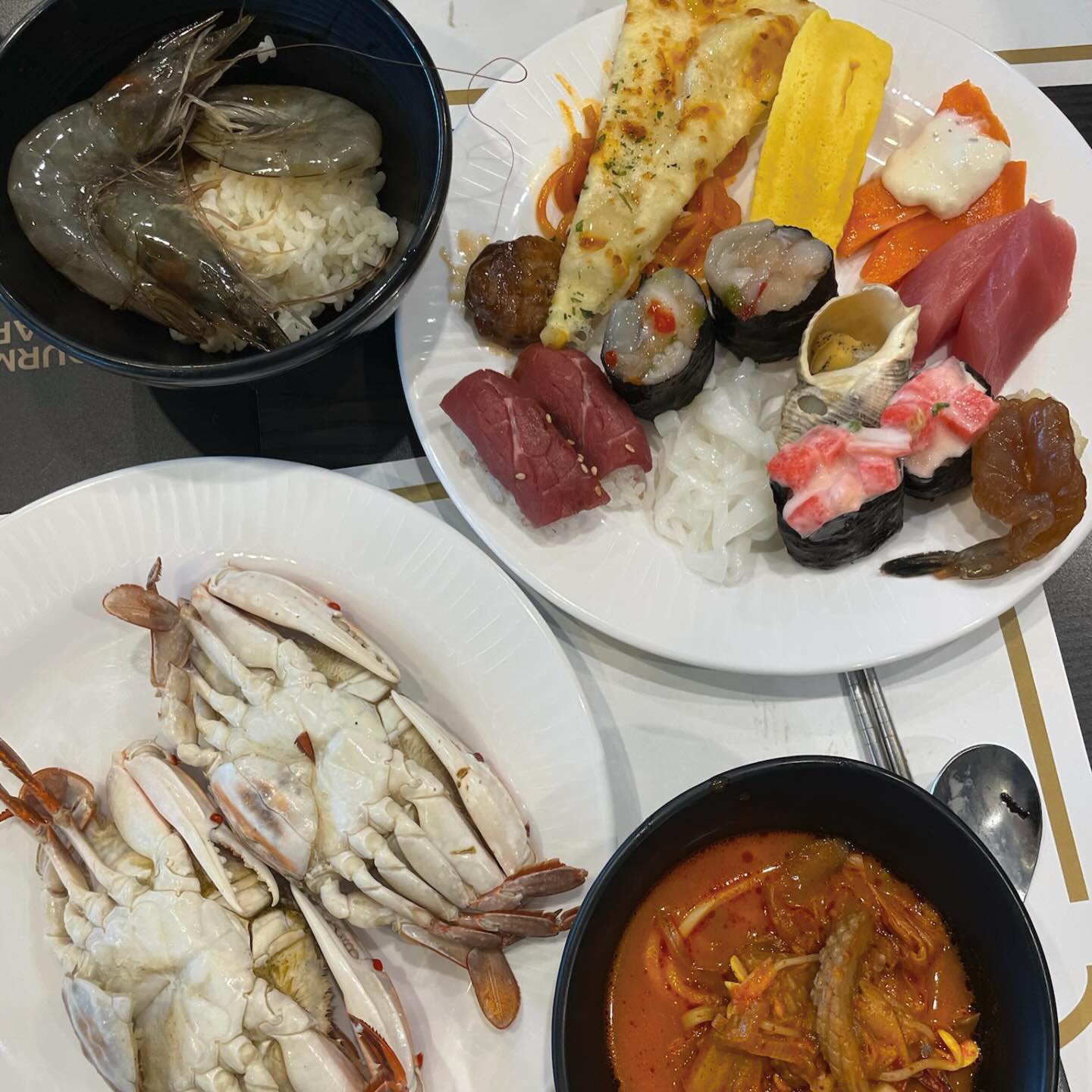 [52번째 식탁] 고메스퀘어 수유점
: 여러가지 초밥과 해산물을 즐길 수 있는 조금 아쉬웠던 해산물 뷔페

수유역에 위치한 #고메스퀘어 에 다녀왔습니다 🍣🍣

=menu=
평일 런치 24,900원
========

인스타 광고를 보고 오 맛있겠다 하고 간 고메스퀘어 수유점 입니다‼️

결론부터 말씀드리면.. 저희 입맛에는 맞지 않았어요 (주관적인 의견입니다)

일단 점심시간이 좀 지나서 간터라 웨이팅은 없었습니다

구성은 쿠우쿠우 골드점말고 일반 기준 비슷했습니다

고기류,면류,초밥류,회 등등 종류는 꽤 있는 편이었어요 무려 삼점꽃게찜도 있었습니다

일단 초밥의 밥 양이 너무 많았어요 그래서 저희는 밥의 반을 떼고 먹었습니다 맛은 그냥 평타 정도였어요

그리고 시간이 시간대라 그런지 조금 식은 고기류들이 아쉬웠고 꽃게찜은.. 비려서 한번 먹고 손이 잘 안가더라구요

그래도 새우장에 밥 비벼 먹는거 추천👍👍 메밀면이나 짬뽕도 괜찮았어요

디저트도 그냥 가성비 뷔페의 평타정도 하는 느낌이었습니다

차라리 저희 입맛에는 쿠우쿠우가 더 낫다고 생각했습니다,,🥲 

그렇게 아쉬움이 조금 있는 뷔페였습니다‼️

별점 3.5/10
=================================
🚘 서울 강북구 도봉로 308 9층 
⏰ 매일 11:00 - 21:30

#맛있다그램#오늘뭐먹지#수유맛집#강북구맛집#맛집#수유역#해산물뷔페#뷔페#초밥#수유역맛집#맛집탐방#데이트코스#연애일기#데이트#데이트맛집#yummy#foodpics#foodporn #맛집추천#맛집스타그램#먹스타그램#먹스타#먹스타맞팔#맛집탐방#맛집투어#맛집#먹팔#먹맞팔#먹팔환영
