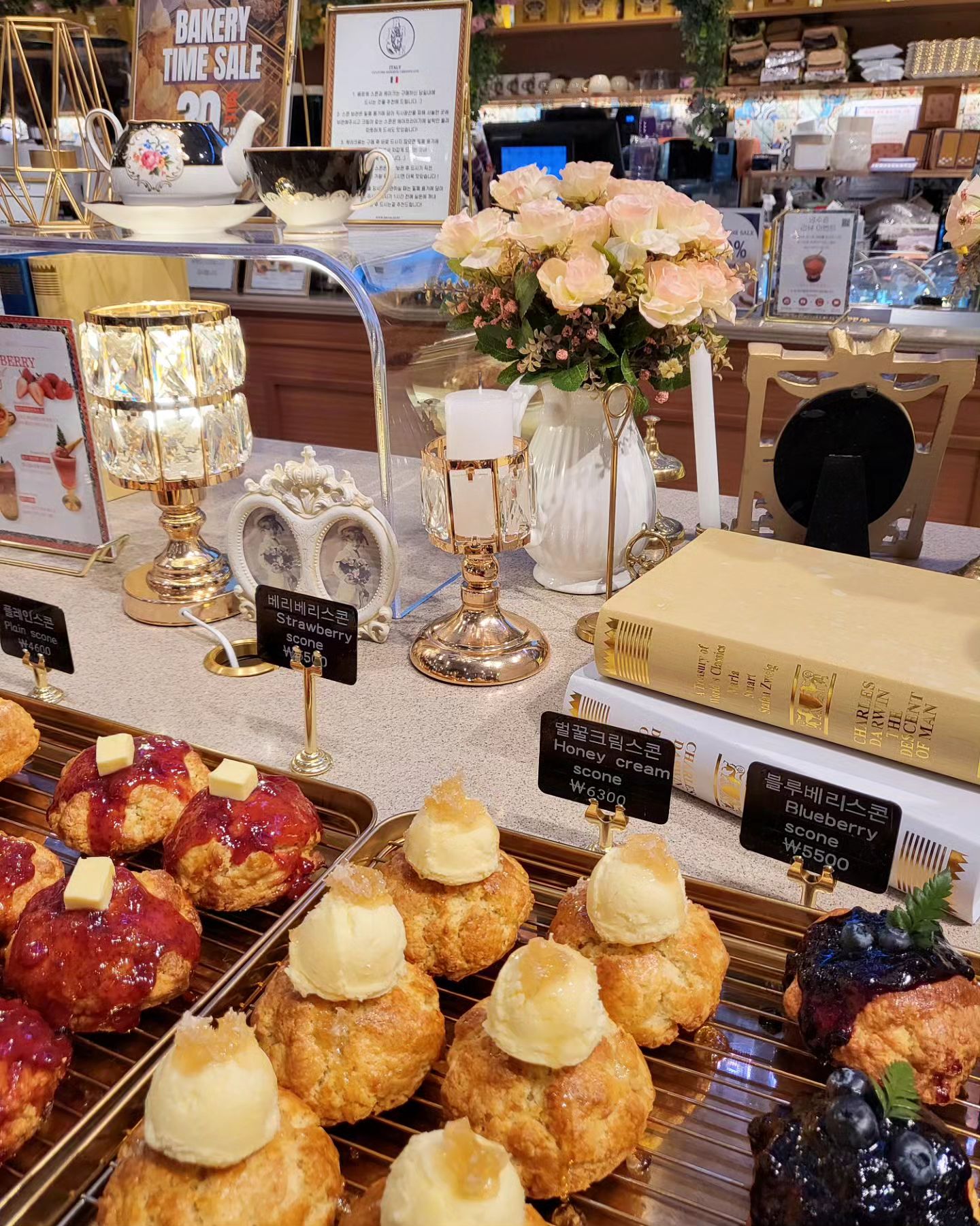 코엑스에서 가장 화려하고 예쁜 숨은 카페☕️🤎

📍베르체 도심공항터미널점 (서울 코엑스)

▫️매일 7시 to 22시
▫️코엑스몰 지하 1층
▫️커피주문 시 다양한 원두 중 선택 가능
▫️이탈리아 컨셉의 커피, 젤라또, and 다양한 베이커리

✨️ 천장에 달린 블링블링 샹들리에
◻️ 반짝이는 대리석 바닥
🖼 벽면의 클래식한 액자 등
🏰 고풍스러운 유럽궁전 느낌 뿜뿜!

이탈리아 젤라또와 🍧
최고급 원두로 내리는 다양한 이태리 커피까지 ☕️
혼자 떠났던 🇮🇹 여행이 잠시 떠올랐던 곳 :)

코엑스 깊숙히 도심공항터미널 근처에 있어서
사람들이 잘 몰라서 그런지 매장이 북적이지 않고
조용하고 여유있어서 넘 좋았던🤍

#베르체도심공항터미널점 #삼성역커피 #삼성역음료 #삼성역젤라또 #삼성역빵 #삼성역스콘 #삼성역샌드위치