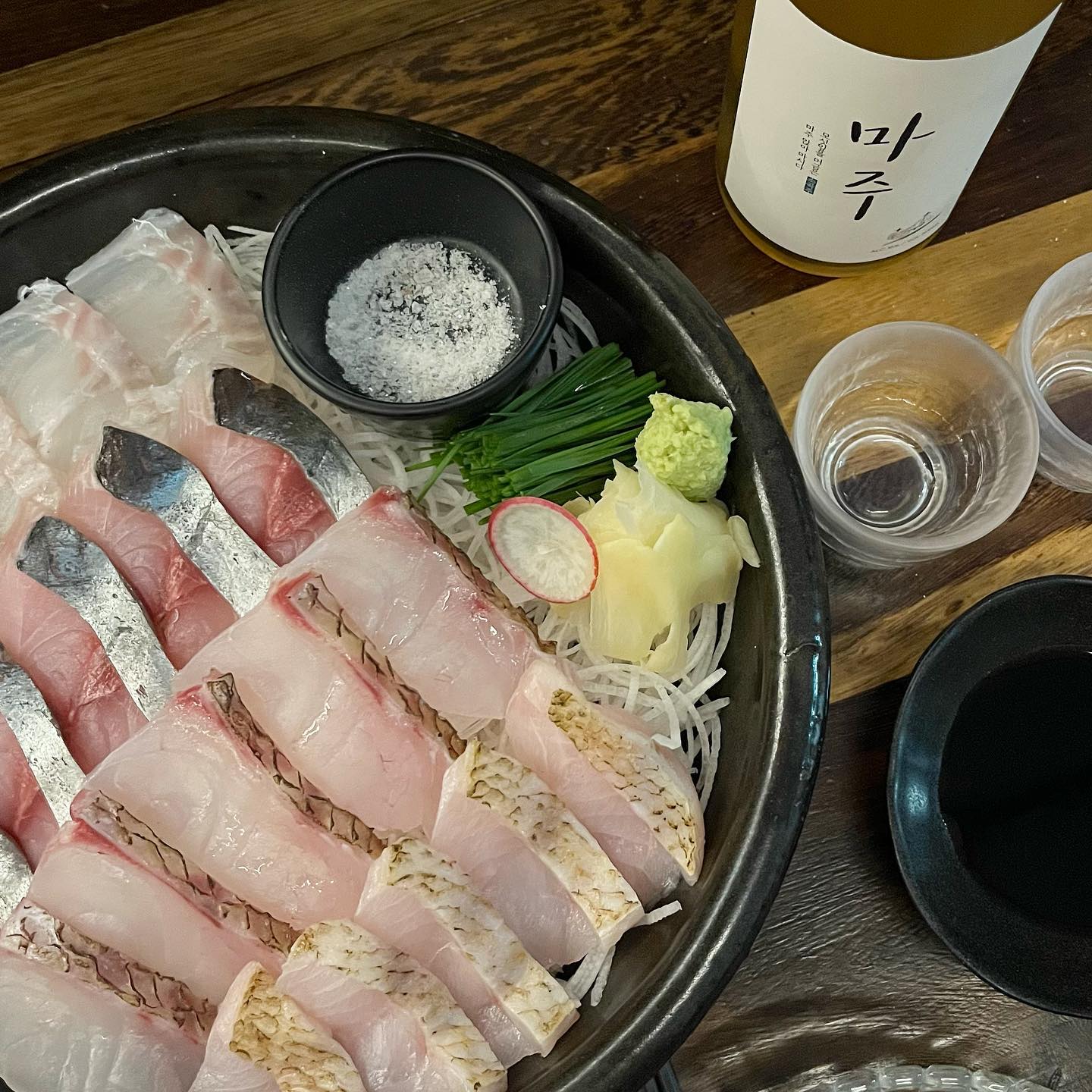 마곡에서 조용한 심야식당을
찾는다면 #심야식당켬

사장님 혼자 운영하시는 술집이라
규모도 작고 바 테이블만 있어요.

오픈 키친식으로 운영하고 있고
맥주, 전통주 등등 다양한
술 종류를 판매하고 있어요.

전통주인 마주를 마셔봤는데 완전 추천 👍🏻

달콤한 산미 맛이지만 끝맛은 깔끔해서
술이 술술 들어가더라구요.

특히 메뉴는 주마다 조금씩 달라서
직접 가서 고르시는 걸 추천드리는데
제가 갔을 당시에는 메인인
참돔, 농어, 금태, 전갱이가
한 접시에 나오는 메뉴를 먹었는데
각각의 특성이 있어서 회가 정말 맛있더라구요.

사장님이 직접 하나하나 정성스럽게 만들어서
다른 메뉴들도 전부 맛있었어요.

조용하고 분위기 좋은 날에 가도
좋을 거 같은 심야식당켬 🫶🏻

-

📍 심야식당켬 _ #마곡나루역 #마곡

💳 모둠 해산물 33,000원
💳 닭 다리 살 구이 17,000원
💳 토마토 카레 14,000원
💳 마주 500ml 39,000원