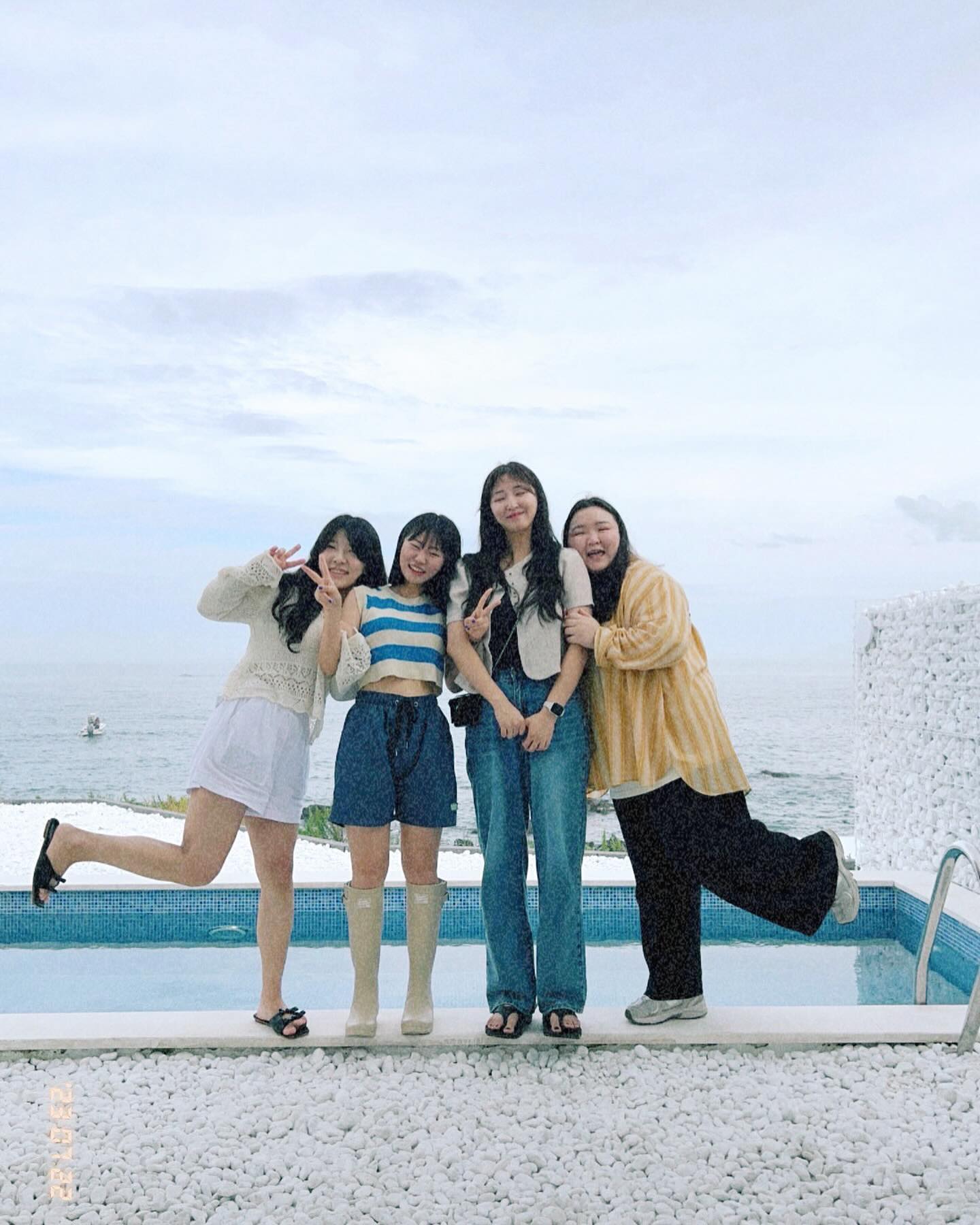 #20230722
무려 작년 여름의 우리. 하하호호 웃다가 또 호다닥 끝나버린 여름 모임! 수영장에서 너무 재밌었지만 너무 현실적인 모습에 소장만 해야지 ☺️ 각자 자리에서 또 열심히 살고, 욕심일 수 있지만 올해는 더 자주 보자 🖤 🐔🐶 뽀에버 🖤