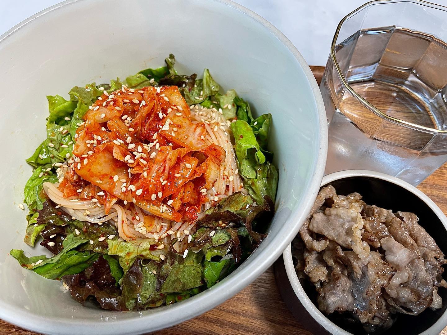 저녁은 새콤달콤 김치비빔국수🥢

너무 더웠던 오늘 
빵빵한 에어컨 밑에서 먹는 
맛있는 음식은 행복 고잡채 😚🩵