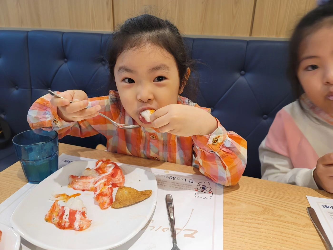 #생일전야제❤️ 
0411 다연이 생일..
선거날로 일을 쉬게 되었으니
다연이를 위해 하루를 쓰리라 마음먹은 엄빠! 

다연이가 먹고싶다 노래부른 초밥을 먹고
갖고싶은 선물을 사러 갔는데
이런~ 휴무인날😅 제대로 확인못한 엄마가 미안....ㅎㅎ

실망한 얼굴의 딸을 보고
아빠가 "차타고 다른데 가자!"해서 
결국엔 원하는 선물을 갖고 집으로 돌아온 다연이...
간 김에 막내 이모야가 할머니 집으로 보내놓은 인형 선물도 찾아왔네🤭

오늘 너무너무 행복했다는 다연이..
그래~ 그럼 되었다🤣 
케이크는 내일 후~~ 불자🎂🎂 

#다연이의행복 #오로지티니핑 #내년엔제발🙏 #다른선물해줄수있길 #다연그램💕 
#엄빠는피곤타