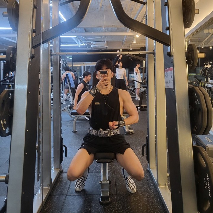 오운완🔥

다들 가족들과 행복한 추석보내세요^^

긴 연휴가 시작되었는데요,
헬친이 여러분 모두 가족들과 좋은시간 보내고 맛있는 음식도 많이먹구요!!

이런 좋은 시간동안은 운동도 운동이지만 행복한시간 많이 보내셨으면 좋겠어요!!

대회나 바프를 준비하는 분들 아니면, 몇일 맛있는것 먹는다고 몸이 크게 달라지진 않으니!! 충분히 즐기셨으면 합니다!!

다들 좋은시간보내세요~^^
.
.
.
.
#러닝 #마라톤 #짐웨어 #운동복추천 #헬스타그램
.
#운동 #운동하는남자 #운동하는직장인 #health #헬스 #헬린이 #헬린이 #일상 #바프 #바디프로필 #몸매 #음식스타그램 #먹스타 #먹스타그램