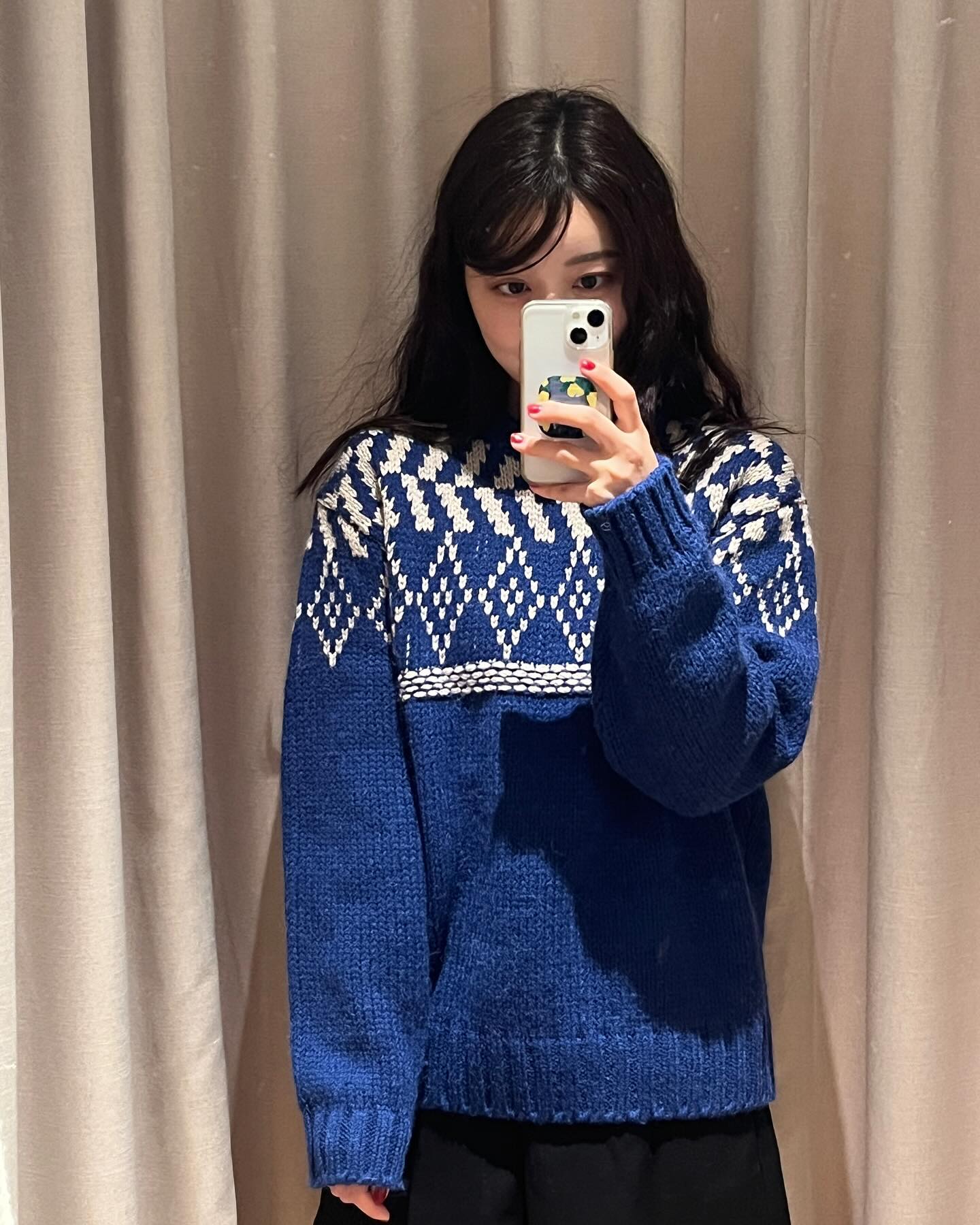 오늘 시엔느 성수 부티크 다녀왔어요🎄🌟

노엘니트랑 홀리데이컬렉션 니트들 중에 계속 고민하다가
영감이랑 가위바위보로 정하기로 해놓고
결국 오빠의 흔치 않은 단호함으로 답정노엘💙

사람이 많아서 내부는 못 찍었지만
입구부터 예쁘게 잘 꾸며놓으셔서
영감이 크리스마스 케이크 파는 곳 같다고 했답니다🦌.｡.:*☆

스키보이니트랑 리본벨벳백 들고가서 할인도 받고
결제할 때 직원분이 니트 잘 어울린다고
속삭여주셔서 기분 쵝오였어요-! ٩( ᐛ )و🤍

#시엔느 #성수부티크 #sienne
