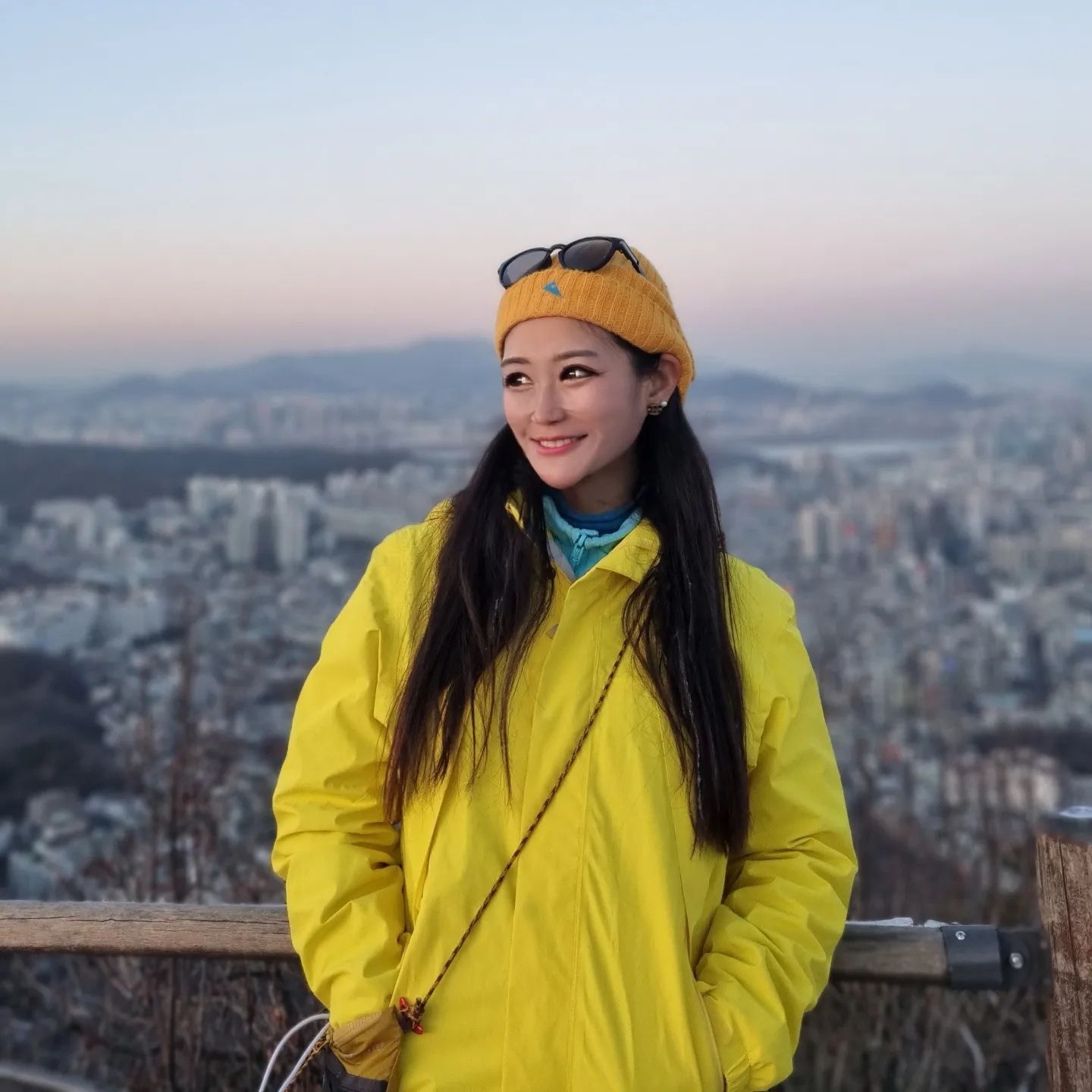 낮은 밤을 부러워하고 밤은 낮을 부러워 한대요⛅️🌠

각자 가진 매력이 틀린건데:)
서로 부러워 하면 안되잖아요🙈

명절 연휴에 5키로 찌는것도 아니되고😆
겨울에는 겨울잠도 충분히 자야 겨울을 튼튼히 보내는거죵😌

좋은 사람이란,
정신적으로 건강한 사람❣️
다른 사람을 존중하고 마음을 애쓴다는것❣️
다른 사람에게 짐이 되려 하지 않는다💓

연휴 마지막 하루 남은 하루 무탈히 잘 보내시고
행복하고 좋은 일들만 깃든 새해 복 많이 받으시길 바랄께요🕊🌞🧧

#서울#관악산#일몰#하늘