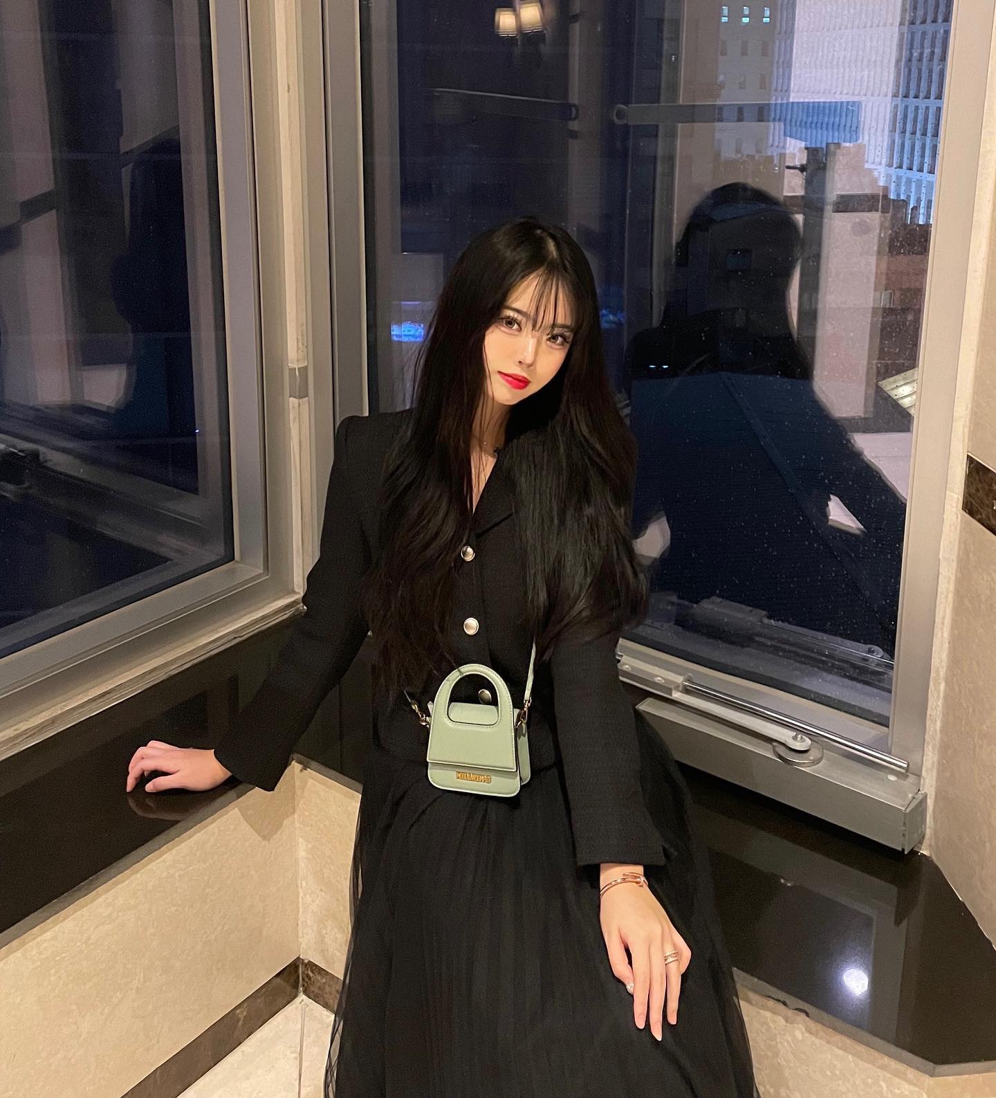요즘 진짜 맨날 들고다니는 미니백 💚👜
nillring_official
#닐링  #닐링룩 #닐링가방
귀여운 립스틱 가방이랄까〰

#미니백추천#미니백코디#가방추천#크로스백코디#트위드룩#샤스커트#패션인플루언서