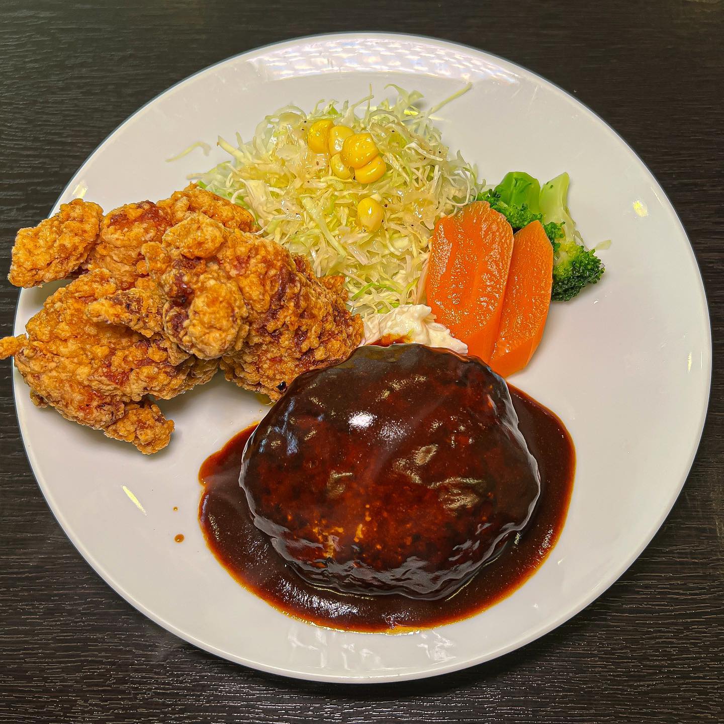⠀⠀
오사카에서 먹은거 몇개
늘 그랬듯 마음에 드는걸 찾아가세요ㅋㅋ
⠀
⠀
1. #四ツ橋カフェハンバーグ 요츠바시 카페 

A5 사가규 베이스에 규슈산 돼지고기를 배합한 함박을 메인으로 하는 집, 정말 맛있게 먹었던 후쿠오카의 비스트로 오와 비교를 안 할래야 안 할수가 없었다,

보다 촉촉함은 덜하지만 확실히 한가지에 집중하는 전문점이다보니 좀 더 밀도있고 고급진 맛이었다, 전체적인 퀄리티가 더 좋았다는 말이다, 닭튀김이 매우매우 맛있으니 맥주와 함께 꼭 꼭 드시길.
⠀
⠀
2. #カドヤ食堂本店 카도야 쇼쿠도 본점

오사카 최고가 아닌 간사이 전체를 통틀어 최고라 칭송받는 중화소바집, 이집 뿐만아니라 이집 출신들이 꽤나 이름을 날리다보니 이집이 인재양성소 쯤 되나봄,

일단 명성만큼이나 대단한 면 퀄리티에 놀랐고, 감칠맛과 파향이 삭 도는 츠케멘 존맛이니 꼭 드셔보시고 스테미나 규동도 굿굿 웨이팅이 좀 길지만 가볼 가치가 있음, 또한 매우 친절하심! 
⠀
⠀
3. #双龍居 쌍용거 (쇼류쿄)

1-5층이 한 가게로 이뤄진 매우 큰 중식집, 보통 일본식 마파두부는 맵기보단 얼얼한맛이 주가 되는데 이집은 확실히 맵고 얼얼한 중식느낌이라 반가웠다,

중국인 일본인 할 것 없이 손님이 정말 많았고 중국인들도 맛을 인정하듯 연신 고개를 끄덕이며 마파두부를 퍼먹더라, 점심정식인 마파두부+밥 무한+샐러드+만두 가격은 단돈 800엔.
⠀
⠀
4. #spicehouseカリーノアトリエ 스파이스 하우스

난바 도톤보리 근처 골목의 작은 카레집, 특이하게도 호지차카레를 선보이는 집이고 반반카레를 주문하면 호지차카레와 데일리카레를 함께 먹을 수 있다,

나는 꽤나 맛있게 먹었지만 보편적인 카레맛을 생각한다면 호불호는 매우 강할듯, 또한 점심은 스킵하고 저녁부터 하는 날이 있으니 인스타 참고하고 가셔야함.
⠀
⠀
5. #大阪天神橋カレー 오사카텐진바시카레 

위의 스파이스 하우스와는 정반대되는 포지션의 누구나 좋아할법한 카레집, 왕카레와 여왕카레가 대표메뉴인데 반반도 가능하니 반반으로 드시길,

작은 고기 한덩이가 전부인 카레이지만 부담없이 먹을 수 있는 맛있음이라 한국에도 있었으면.. 하는 생각을 했다.
⠀
⠀
6. #坂町の天丼 사카마치노 텐동

난바와 닛폰바시 중간의 메인거리에 위치한 텐동집, 맛잘알 귀신 psjmiro 미로스님의 추천을 받고 고민 할 것도 없이 바로 달려갔다,

고정형 의자 5개가 전부인 아주 작은 가게이고 텐동의 구성이 새우 두마리 김 한장이 전부라 별 것 없어 보이지만 밥+타래소스가 미친놈조합이라 무조건 다시 갈듯.
⠀
⠀
7. #apizza大阪なんば店 에이 피자

을지로와 해방촌에 미드나잇 트윈즈(포레스트) 라는 피잣집을 운영하는 피자변태 pizzaiolo_h 가 추천해준 플랫브레드 피자와 파스타를 주력으로하는 뜨라또리아,

사이즈가 좀 작은편이지만 500엔~1000엔 사이의 저렴한 가격대와, 가격에 맞지않는 훈늉한 피자맛의 반전이 있었다, 브런치 겸 낮술하기 참 좋겠더라.
⠀
⠀
8. #Cafe婆沙羅かえる堂 

카페메뉴는 물론 오무라이스와 돈까스 카레 등을 판매하는 집, 메인메뉴는 100시간카레인데 정말 100시간을 끓인지는 모르겠으나 온 재료가 한데 녹아든 감칠맛은 확실하다, 호불호없는 카레 아주 칭찬하고 토핑은 비추~
⠀
⠀
9. #麺屋丈六 멘야 죠로쿠

내가 가장 많이 간 음식점이자 가장 좋아하는집인 합정 세상끝의라멘의 모티브가 된 집이면서, 오사카 다카이다풍의 블랙쇼유 라멘으로 인기를 끌고있는 집, 오픈 전부터 웨이팅이 몰리더라,

다만 개인적으로 너무나 실망스러운 맛이었음, 국물 면 차슈 계란 한입씩 먹고 도저히 못먹겠어서 일어났다, 한국 라멘이 말도안되게 맛있어진건지 이집이 개밥 족밥이 된건지..
⠀
⠀⠀
10. #さかえすし 사카에스시

일본인들보다 한국인이 훨씬 많은 한국관광객 코스같은 스시집, 원하는 피스의 번호와 갯수를 적어내면 바로 만들어 준다(고 하는데 진짜 바로 만들어주는진 모름).

일단 스시 오마카세를 여러번 다니신 분들은 먹기 힘든수준의 퀄리티고 비린내도 꽤 나는 편, 연어나 새우 등 냄새가 덜 나는 부위 위주로 먹는분들은 좋아할듯, 아니 그냥 한국에서 갓덴스시 드세요ㅋㅋㅋ
⠀
⠀⠀⠀⠀
⠀
⠀
#왕프로오사카

#오사카여행중 
#오사카여행코스 
#오사카맛집추천
#오사카맛집투어