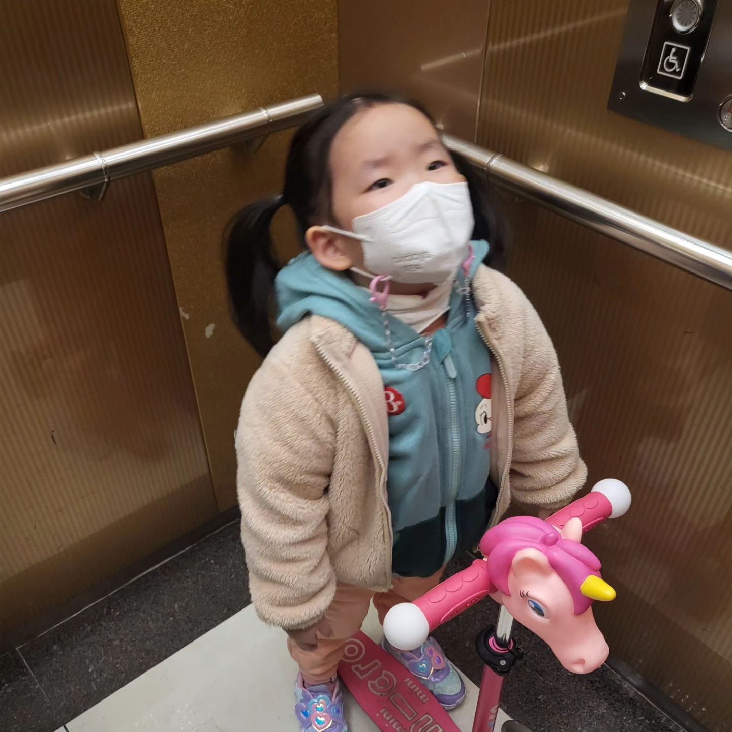 날씨가 넘 좋네요
#킥보드타러출동 
#신난뒷태 
#힘이남아도는여자