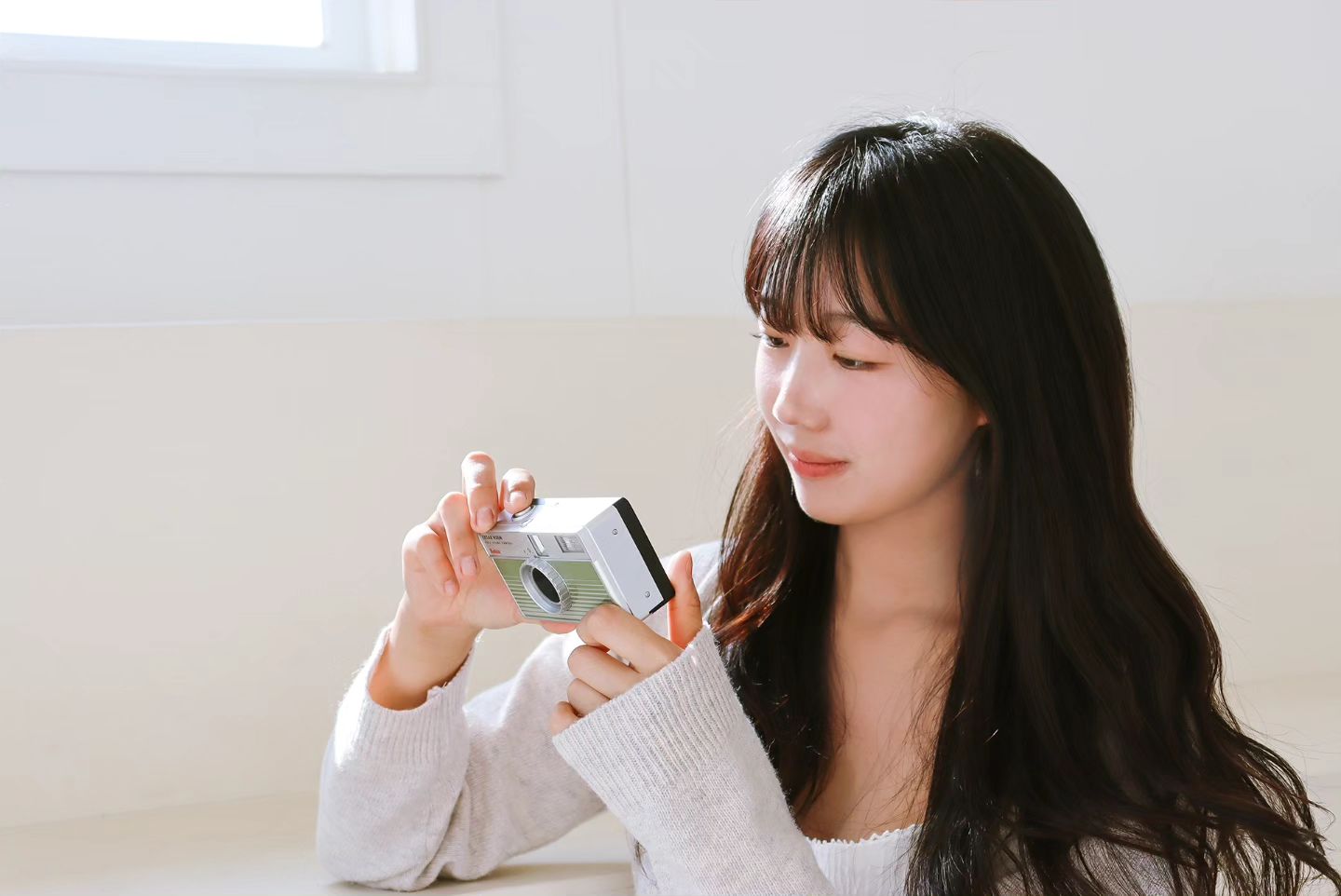 나들이엔 필카가 필수 kodak_mall 필름카메라

☁️하프카메라, 36장 필름을 72개로 사용가능
☁️코팅된 유리렌즈로 해상도 굿
☁️스타필터로 반짝거리는 효과

#협찬 #코닥 #카메라 #하프카메라 #필름카메라 #h35n #20대 #kodak #다회용카메라 #코닥h35n #코닥필름 #코닥공식몰 #필름 #코닥하프카메라 #halfcamera #kodakh35n #코닥카메라 #필카 #y2k #아날로그 Kodak_mall