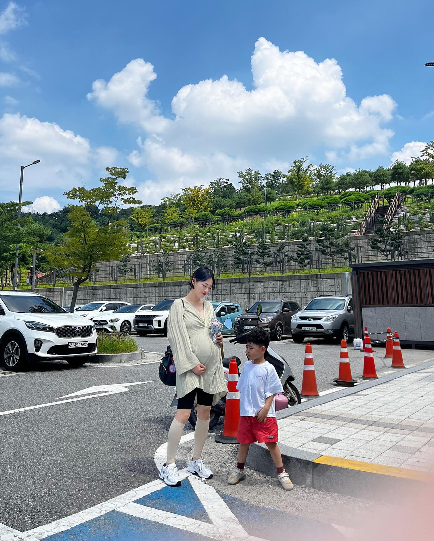 울아부지한테 다녀오는길이에요~🌷막둥이 씩씩하게 잘 지내고있다고
햇살이도 이만큼 컸고~ 진짜 아빠가 그 공간에 있는건 아니지만
잠깐이나마 아빠생각에
왜이리 일찍 갔나~슬픔도 있었지만
이래저래 아빠옆에 있는 느낌도 잠깐 들어
마음이 좀 따뜻해진 것도 같구요😊
⠀ 
얘기도 하고 작년 이맘때는 비가 몇주내내 왔거든요~
⠀ 
오늘은 유독 날이좋네요~?☀️
그냥 그래서 마음도 더 가벼운듯 해요
T들은 잘 모를 F의 흐름이랄까요 ㅋ
⠀ 
암튼 태풍소식도 살짝 있던데
날좋은 오늘 다들 좋은하루 되길바래요🥰🥰