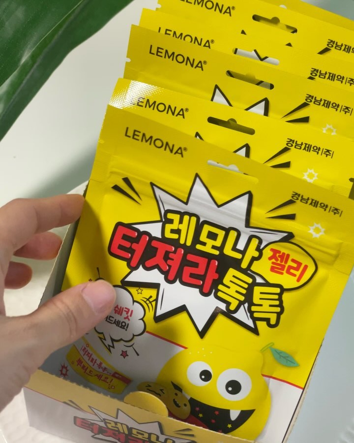 아이셔를 좋아하는 나에게 딱인 
레모나 터져라 톡톡젤리!

우리아이 방앗간,
CU편의점에서도 판다능.

신상젤리인데,
비타민3종도 들어있어서
건강젤리.

톡톡 입에서 터지는 사우어 팝핑가루까지.

건강과 즐거움 재미를 동시에 즐길수있는
새콤한 젤리.

지퍼백이라서 먹다가 보관하는것도 편해요.

레모나 터져라 톡톡 젤리
CU편의점에서 구매하세요.

#사우어젤리 #CU신상 #편의점젤리추천 #레모나 #레모나젤리 #사우어젤리 #편의점젤리 #CU신상 #씨유신상 #편의점신상 #편의점간식 #신상젤리 #젤리스타그램 #젤리추천