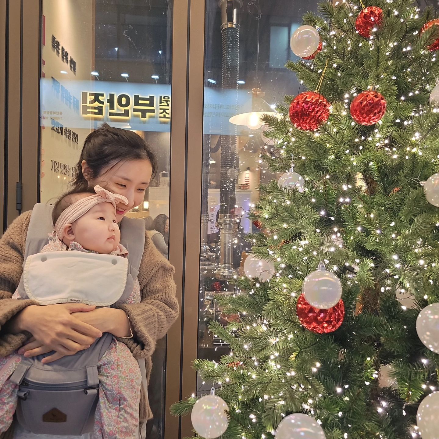 .

+215~223일

7개월 된 채채!!
불쑥불쑥 크는 너.. 천천히 커보는게 어때..? 아쉬우면서 기특함 ㅎㅎㅎ
라라스를 졸업하고 얼굴을 바닥에 부비부비 하며 자면서
한동안 피부가 심하게 안좋아져서 속상😭
피부가 예민해진 울 채채.. 뽀얗게 예뻐져라~~~
친구 집에서 처음 먹어본 딸기🍓 잘먹네 잘먹어🤭

-

#육아일기 #7개월아기 #딸스타그램 #딸기먹방 #잘먹으니좋다