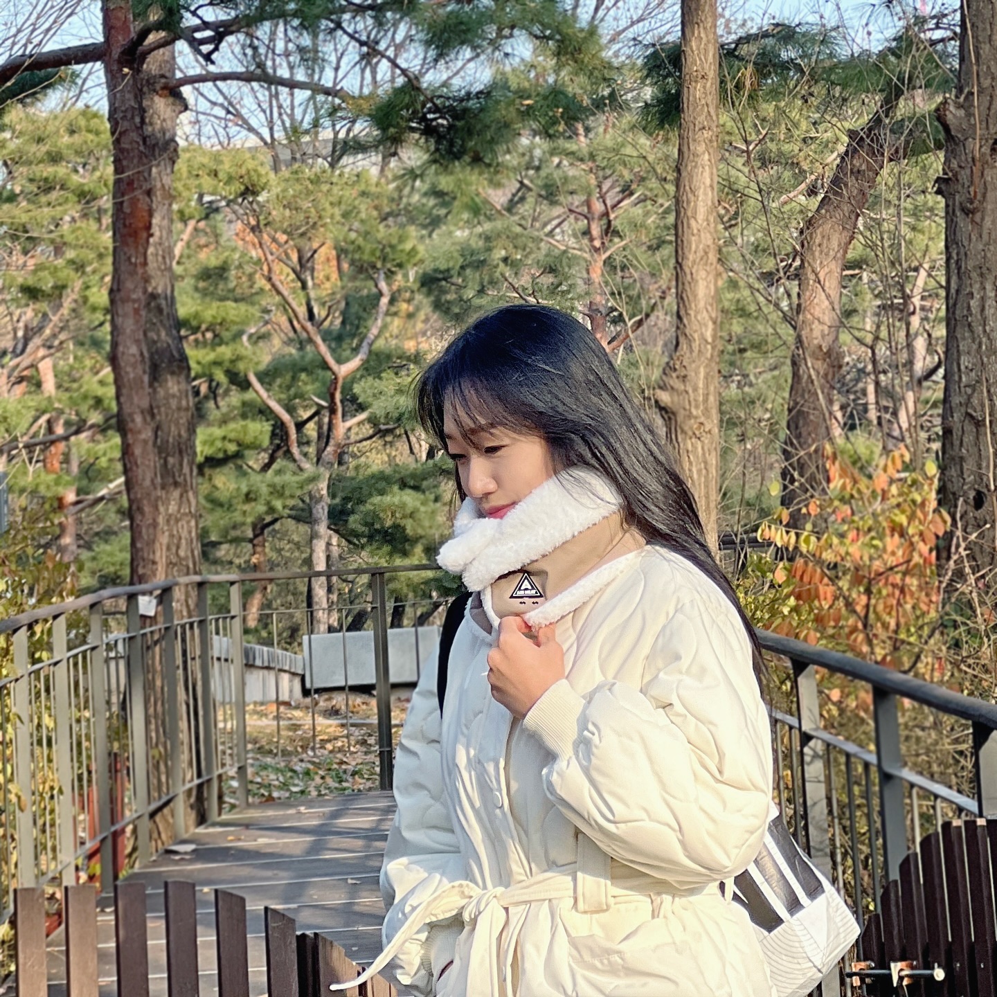 #협찬

주말부터 또 엄청난 한파가 온다고 해서그런지 
오늘부터 ’어우~춥다‘🥶소리가 절로 나오네요! 

추워지기 시작하면 방한용품 칭칭 감고 사는 1인인데
📍<엔릿의 에어히트 넥워머>하나로 감싸기만했는데도
보온성이 남다르더라구요! 

안감은 더블레이어 보아털,
겉감은 옥스포드원단으로
착용했을 때 너무 ✔️부드러우면서
✔️온기를 잘 유지시켜줬어요! 

✔️똑딱이 단추로 다양한 스타일고 
간편하게 연출이 가능했고
사이즈조절도 가능했어요! 

습기를 빠르게 배출해주는 에어홀로
✔️보송보송하게 유지해준답니다! 

털빠짐이 거의없어 
언제든지 세탁기에 돌려도 되니 
✔️간편하게 세탁해서 항상 쾌적하게 
착용할 수 있어요! 

일상생활부터 스포츠활동할때도
언제든지 사용할 수 있으니
간편하게 착용하고 추운겨울 따뜻하게 보내세요🫶🏻

엔릿 -> n.rit 

#넥워머 #겨울넥워머 #겨울목토시 #엔릿 #엔릿넥워머 #방한 #스키넥워머 #방한넥워머 #목토시 #겨울목토시 #방한목토시 #겨울넥워머 #자전거넥워머 #기모넥워머 #멀티스카프 #스키 #테니스 #등산 #골프