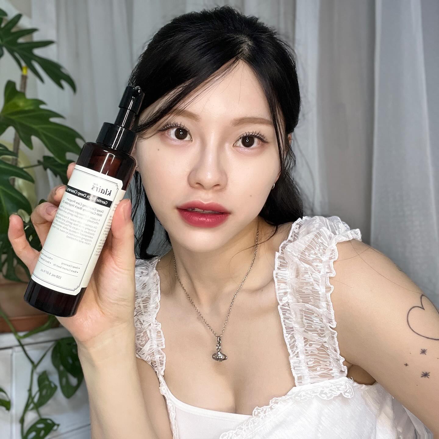 -
#광고 #제품제공 

깨끗한 피부는 기초 관리도 중요하지만 깔끔한 클렌징이 중요하다는 점 - ✨

#클레어스 #젠틀블랙딥클렌징오일 은 폭신한 쿠션감의 오일 제형으로 피부 내 쌓여있는 피지와 블랙헤드를 부드럽게 제거해준답니다 😶‍🌫️😶‍🌫️😶‍🌫️

그리고 민감한 피부에도 사용할 수 있도록 인체 적용 시험 완료된 비건 소사이어티 인증 오일 ! 🤝🏻🧖🏻‍♀️🌱

피지와 블랙헤드가 고민이거나 요즘 같은 건조한 환절기에 푸석해진 피부 관리에 추천드려요 - 🌝

#클렌징 #클렌징오일 #블랙헤드 #피지 #클렌징오일추천 #저자극클렌징 #딥클렌징 #올리브영추천템 #klairs