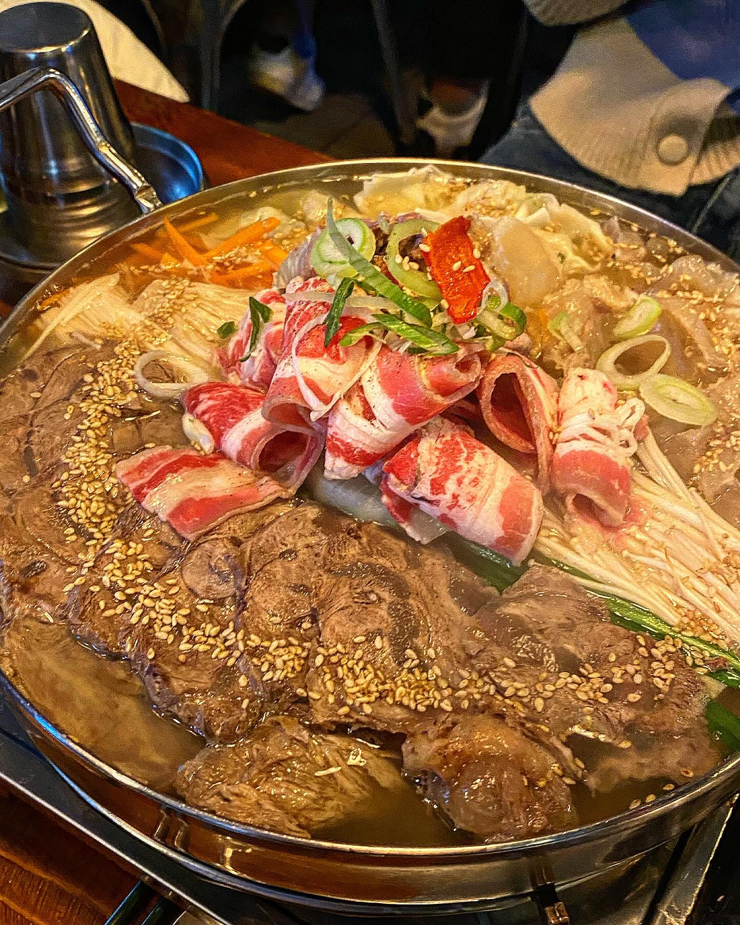 #88스지 

모란에 88스지라는 스지탕맛집에 다녀왔어요 !! 평일 월요일에 다녀왔는데 만석 실화..!? 😱
주말이든 평일이든 인기만점인 88스지 
전에 한번 가 보고싶었는데 웨이팅 감안하고 들어간곳 
스지 엄청 알차고 쫀득쫀득해요 당면이랑 만두사리까지 국물도 리필가능해서 술안주로 완전 강추~! 👍👍
주먹밥은 꼭 시켜드세요 ~! 조합 굳잡 😋😋

스지모듬전골 작은거 - 33,000원 
셀프 주먹밥 - 5,000원 
소주,맥주 - 5,000원
 

👉🏻 88suji 
👉🏻 moranjujeom 
 

위치 -  경기 성남시 중원구 성남대로1140번길 26 2층

#모란주점 #모란스지 #모란술집 #모란맛집 #스지탕 #성남맛집 #성남술집 #안주맛집 #모란안주맛집 #모란술집추천 #먹스타그램 #안주 #맛스타 #먹팔 #맞팔 #소통 #좋반 #음식 #푸드 #리뷰노트