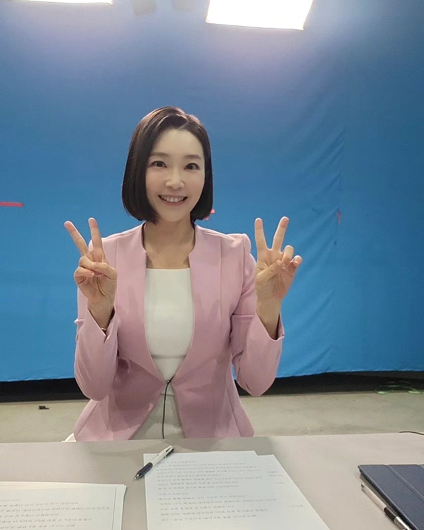 #완벽한가족 #뉴스했어요 🖐
.
영화 #세상의중심에서사랑을외치다
#go 로 유명한 #유키사다이사오 감독님의 연출이라니!🤩

일본어로 뉴스디렉팅을 듣는건 처음 이었어요!🎧☻️👍
세심한 연출에 엄지척 내어주시며 칭찬도 후하신 감독님!

게다가
#김병철 #윤세아 #김영대 #박주현  스카이캐슬에서 함께했던배우님들의 재합🧡
매주 수 목,9시50분이에요!💙
.
.#염지혜아나운서 
#일스타그램 💚