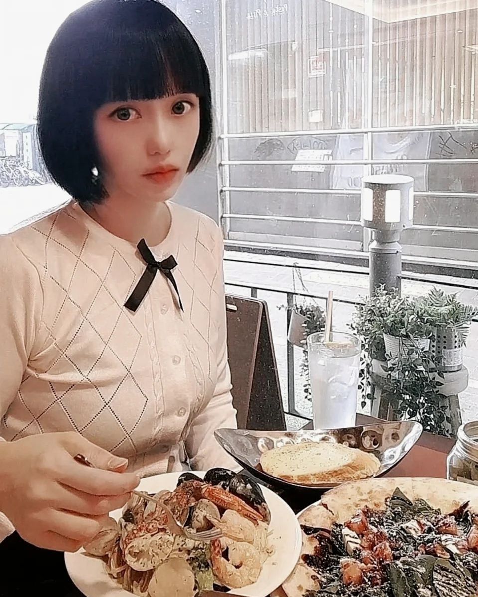 #협찬
빈체로파스타 산본점에 왔어영🎉 

식전에 나오는 마늘빵이 얼마나 맛있는지 몰라영🥐🎀
시금치피자를 처음으로 먹어봤는데 시금치의 싱싱함과 치즈의 부드러움, 
소스의 달콤함이 놀랄정도로 조화롭더라구요🍕😉
왜 다들 시금치피자를 찾는지 이제야 알게되었어영💕
씨푸드크림 파스타는 씨푸드가 듬뿍 들어가 있었는데 정말 싱싱하고 크림과 잘어우러져 너무 맛있었어영🍝😆
식전 마늘빵과 피자까지도 맛있는 빈체로파스타🍝🍷 

모든 메뉴에 음료도 같이 포함되어 있어요🥘🧋
거기다 선택한 음료를 다 마시고나면 
콜라 or 사이다 리필 무제한이에영~🥃
후식으로 커피 or 녹차도 제공되요☕️💕
너무 행복한 시간들 보냈어영😃
대한민국 국가대표 산본 파스타맛집🍝
파스타맛집을 찾고계시다면 적극추천드려요~🌹💯 

#빈체로파스타 #빈체로산본점 #산본파스타 #산본역파스타 #산본맛집 #산본역맛집 #산본데이트 #산본역데이트 #산본로데오거리 #파스타 #맛집 #산본파스타맛집 #산본피자