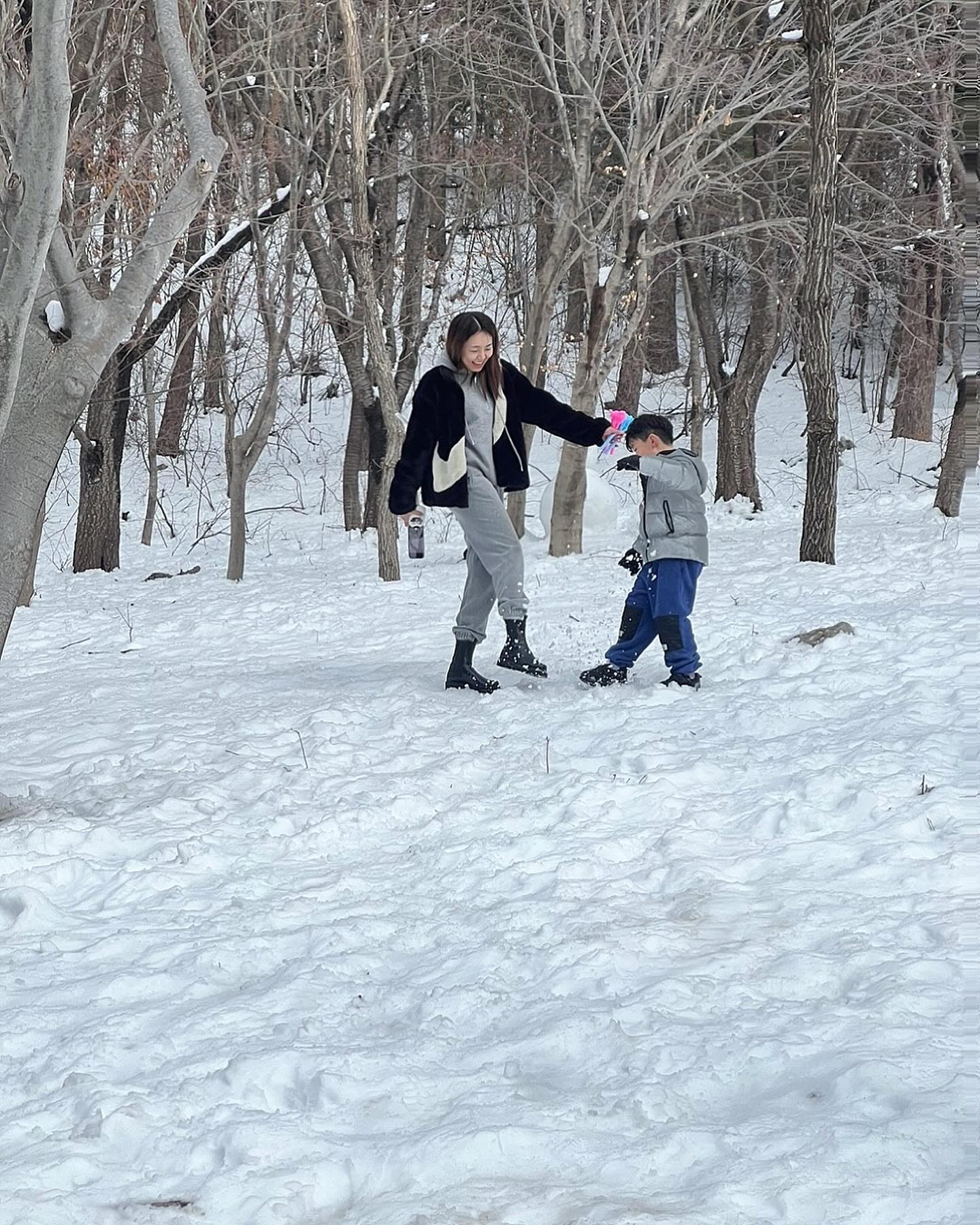 이번겨울 포항에는 눈이 안와서ㅠ
겨울이 끝나기 전에 눈 구경하러 강원도가야하나 했는데
40분거리에 눈의왕국이 이렇게 있었다구요?!❄️👍
맘껏 실컷 뒹굴고 가자❤️❤️❤️☃️