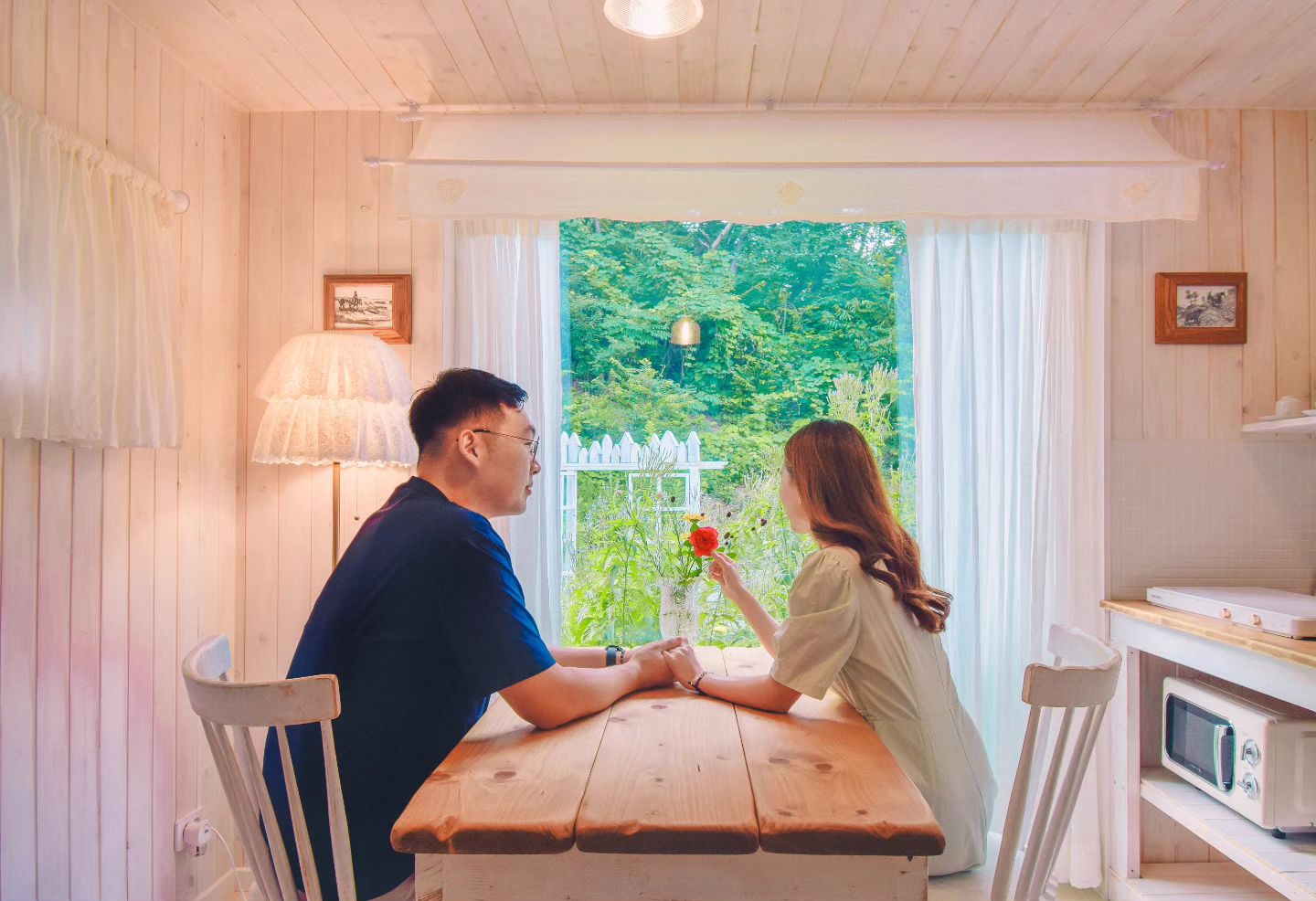# 2 0 2 4 0 8 1 9 
비슷한 구도이지만 포즈가 다르니까 업로드🏡💗
딱 내가 생각했던 숲속 자연의 풍경과 힐링할수있는 공간이여서 힘들었던 시간을 슬립인더가든에서 치유받는 시간이 되었던💚

무엇보다 사장님이 직접 만들어주신 조식이 넘나 맛있어서 계속 생각나는 파스타🍝 조식이 파스타라니 말이 되냐구요오☺️

얼른 사진 정리해서 호다닥 다 올려볼게요🏡

평소에 남편이랑 웨딩링 말고 또 다른 커플링을 맞추고싶었는데, 저번 주말 우리가 직접 커플링을 만들어볼수있는 기회가 생겨 반지공방에 다녀온💍

연애시절의 몽글한 느낌도 들구,우리에게 선물이 도착할때까지 두근두근🌸💜
.
.
#슬립인더가든 #옥천숙소 #감성펜션 #여행다녀왔습니다 #대한민국구석구석 #여행을떠나는이유 #감성숙소 #여기서행복할것 #셀프스냅 #여행에미치다_국내 #데이트코스 #숙소협찬 #럽 #숙소추천 #커플스타그램 #국내여행지추천 #f4f #장수커플 #새댁일상 #신혼부부 #오빠랑여행갈래 #여름휴가 #선팔하면맞팔 #selfie #커플스냅 #숙소제공
