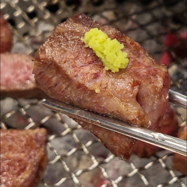 쯔양도 반한 깍둑꽃살, 육즙 가득 왕갈비 먹으러
위례맛집 TOP 🥩 숯불 직화 소고기 맛집 우대포에
언니들과 오붓한 저녁식사하러 다녀왔어요 💕

톤온톤 무채색 인테리어에 정갈한 분위기의 내부는
고기집 특유의 친숙함까지 물씬~ 

주문은 테이블에 있는 태블릿으로 간편하게
70년 전통 쌍송국수, 명품 천일염 사용한다는 사실! 👍

두툼한 두께에 선홍빛 마블링까지 예술 그 잡채!
겉바속촉 육즙 가득~ 살살 녹는 부드러운 식감이 일품!

이어 나온 왕갈비, 부드러운데 고소함까지 UP 
6,7,8번 갈비뼈만 엄선해서 그 맛이 남다르대요!!

양념소갈비는 주문과 동시에 버무려 신선함 그대로!
단짠 절묘한 조화로워서 어른 아이 모두의
입맛에 잘 맞겠더라고요~

명불허전 두툼한 깍뚝꽃갈비살
엄지척👍 보장하는 맛이에요
선홍빛 꽃살을 미디움 레어로 구워서
한입에 쏙 넣으니 육즙 같득 입안행복~~ 으헤헤🤗

👉👉보너스로 퐁실퐁실 치즈계란찜까지 
평일 저녁 6시 전 방문 or 예약시 서비스로 제공하니
놓치지 마세요♡

가족모임, 회식 장소로도 강추! 

📍 서울 송파구 위례광장로 120 
위례중앙푸르지오1단지아파트 상가동 1층 155호 

⏰ 영업시간 
- 평일 16:30 ~ 22:30 
- 주말 11:30 ~ 22:30 (브레이크타임 15:00~16:30)
📞 문의 0507-1370-8151

네이버 예약 가능
주차 : 2시간 무료

✨ 메뉴 가격 ✨ 
- 깍둑꽃살 26,000원
- 양념/생 왕갈비 28,000원 
- 양념소갈비살 19,000원

#위례맛집 #위례중앙광장맛집 #소고기맛집 #깍둑꽃살 #우대포 #위례가족모임 #맛집투어 #먹스타그램 #위례중앙타워맛집