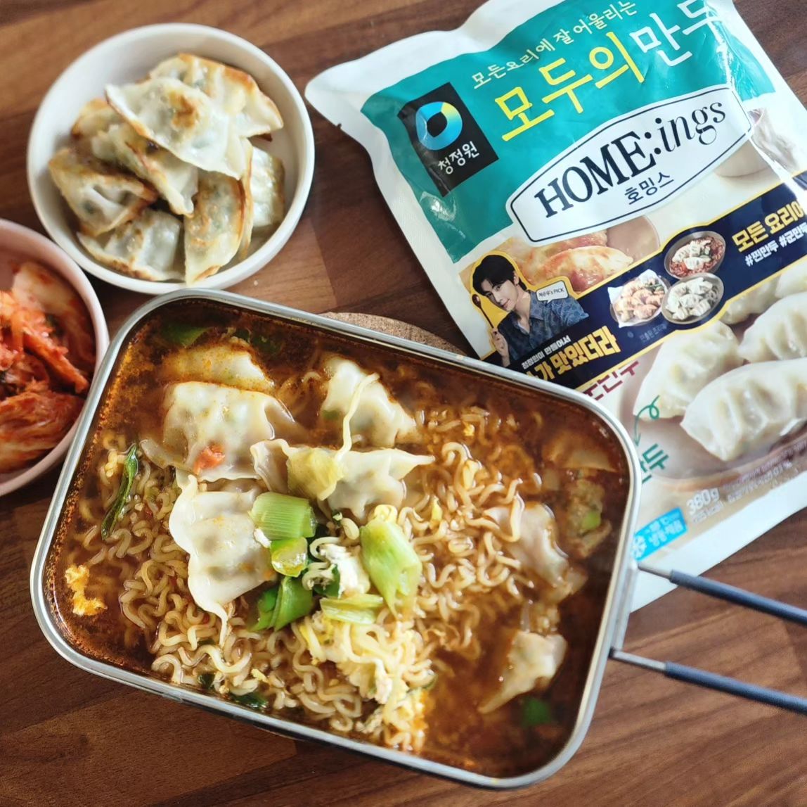 #협찬 #호밍스
모든 요리에 잘 어울리는 모두의만두🥟

청정원이 만든 가정간편식 #청정원호밍스
모든 요리에 잘어울리는 호밍스 만두 신제품✔️

이젠 찐만두, 군만두, 물만두 별도로 살 필요 없이‼️
호밍스 모두의만두 하나로 모든 요리 완성할 수 있다죠👍

담백한 찐만두도!! 기름에 구워 바삭한 군만두도!!
물만두를 좋아하는 아이들도 한번에 즐기는 모두의만두

▫️찹쌀가루를 넣어 쫄깃바삭한 만두피
▫️국산 돼지고기와 신선한 야채로 꽉 채워 담백한 만두소
▫️무엇보다 먹기 좋고 조리하기 간편한 한입 사이즈

모든 요리에 잘어울려 모두가 좋아할 만두🥟
4~6분 짧은 조리시간으로 더 간편해진 만두🥟

퇴근 후 뜨끈~한 국물생각에 라면끓여 만두 쏘~옥!!
#만두라면 끓이면서 후라이팬에 #군만두 굽굽해서

한번에 담백한 물만두와 바삭한 군만두를 #동시에해결

국산돼지고기와 야채가 듬뿍담겨 맛있었던 호밍스만두
한입크기로 누구나 부담없이 즐기기 좋은 만두랍니다😋

근처 마트에서 손쉽게 구매가능 호밍스신제품

👉chungjungone chungjungone_life

#캠퍼의일상 #캠퍼는요리사 #호밍스가맛있더라
#호밍스신제품 #호밍스만두 #모두의만두 #만두요리
#homeings #만두추천 #간편식 #간단한요리 #먹거리