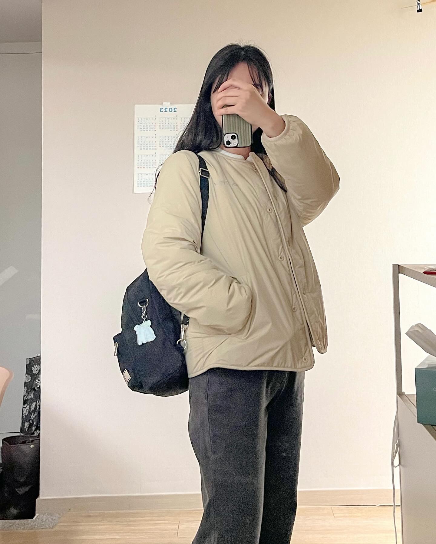 #ootd #falloutfit #여자데일리룩 
날씨가 많이 쌀쌀해졌네요! 오늘 입은 아우터는 리버시블인데 보통 뽀글이쪽으로 입지만 오늘은 맨들맨들한 쪽으로 뒤집어서 입어봤어요!🙌

바지는 비때문에 접어입었는데 요즘 자주 입는 “행텐 히든밴딩 스트레이트 기모 데님팬츠“입니다!