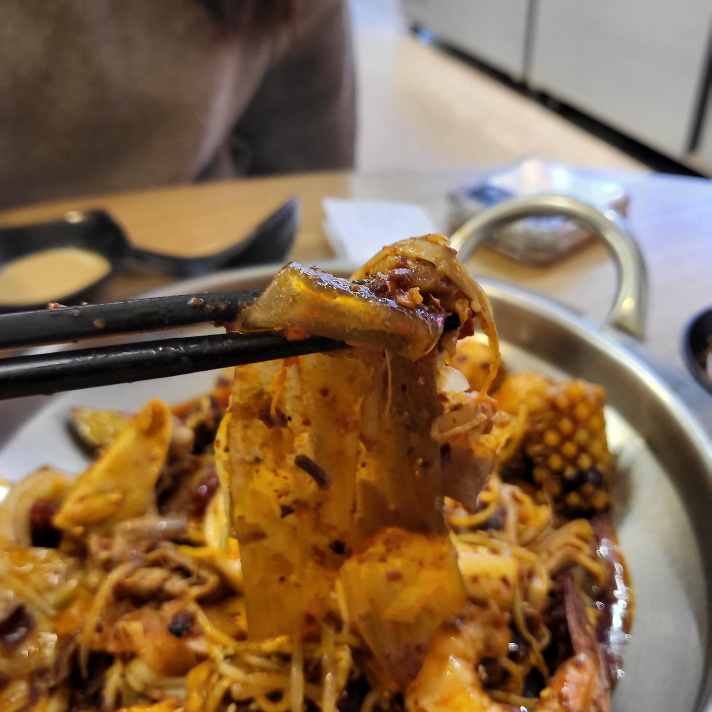 🍛 구월동 마라탕 맛집 '마라민족 마라탕 구월본점'

🍛 인천 구월동에서 마라탕집을 찾으신다면 꼭 가봐야한다는 맛집 마라민족 마라탕에 다녀왔어요!

🍛 마라민족 마라탕은 배달 주문을 엄청 많이들 하시길래 궁금해서 가본 곳이예요!

🍛 마라탕을 즐겨먹진 않아서 다른곳과 비교해서 맛있는지는 잘 모르겠지만 맛있게 먹고왔습니다!

🍛마라탕은 재료를 원하는대로 골라 먹을수 있어서 좋잖아요! 저는 새우,문어, 어묵 등 좋아하는거 위주로 넣고 각종야채와 당면도 넣었어요!

🍛 지하1층에 있기 때문에 잘 찾아가셔야 합니다!

🍛 위치 : 인천 남동구 예술로 126 지하 1층 118호,119호

#마라민족마라탕 #구월동마라탕 #인천마라탕 #인천마라탕맛집 #구월동로데오맛집 #인천터미널맛집 #먹스타그램 #인천맛집베스트 #인천맛집베스트10