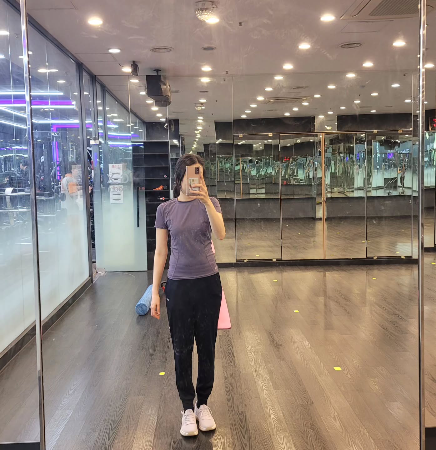 운동하고 기록 남기는 거 재밌어요. 혼자 운동해도 조금 더 하게 되고 사진 찍으면서 눈바디도 하게 되고... 추천합니다♡

오늘 운동: 댄스, 요가 수업 후 복부 운동(레그레이즈, 크런치, 러시안 트위스트), 워킹 15분, 비하인드 넥프레스 2세트

상의: 쿠팡 Saturday 반팔티셔츠
하의: stl 조거팬츠
신발: shoopen  컴피이지 액티브 워킹화