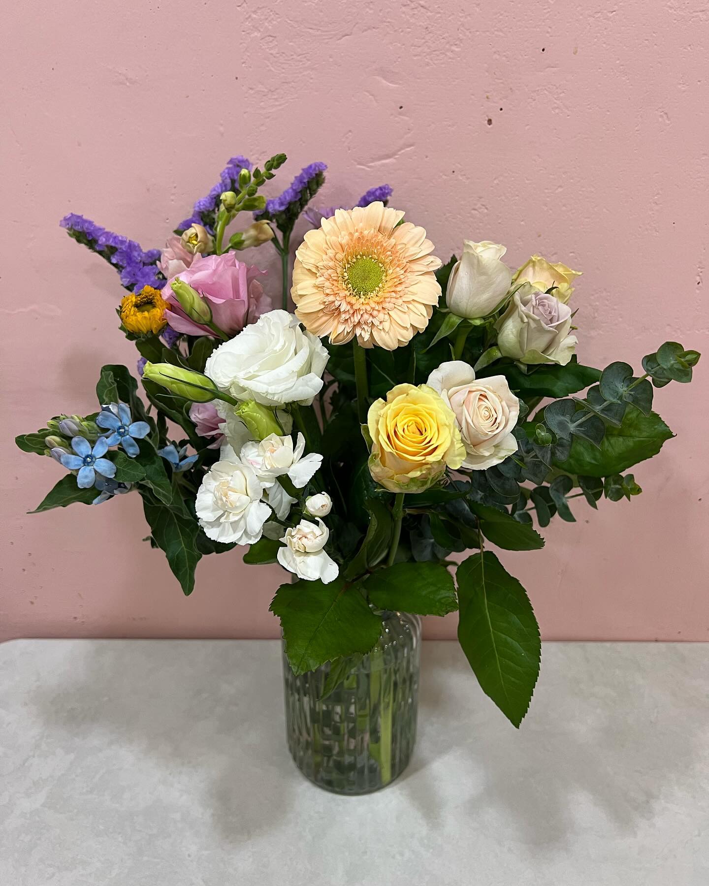 [화사하다 : 화려하게 곱다]🌷

어릴때는 꽃을 전혀 좋아하지 않았다. 
옛날에 누군가 나에게 그런말을 했었다. 

본인이 활짝 핀 꽃인 시절에는 꽃이 이쁘지 않은데.. 본인이 꽃이 아닌 시절이 오면 꽃이 그렇게 이뻐보인다고🥹

이제와서 생각하니 뭐 늙으면 꽃을 못피우나? 외모가 다인가? 흥. 이런 반감도 드는 말이긴 하지만.. 신기하게도 진짜 나이가 드니 꽃이 예뻐보이는게 사실이다. 

예전에는 꽃이라는게 먹지도 못하고 참 아깝다 했었는데, 어느날 등산하다 보이는 꽃들 사진찍고 있는 나를 발견! 아, 나는 꽃을 좋아하게 됬구나 알게됬다. 

남편이 생일에 서프라이즈 꽃배달을 해줘서 좋았는데, 좋아하는 모습을 보더니 가성비 꽃택배(?) 받는곳을 찾았다고, 주기적으로 꽃을 시켜준단다. 남편이 주는 꽃이라 이쁜건지, 꽃자체가 좋은건지 아직도 헤깔리지만, 무심하게 신문지에 둘둘쌓여 택배박스에 들어있던 어여쁜 꽃을 화병에 꽂으니 집도, 내 마음도 화사하고 따뜻하다. 

늙었다는 증거건 아니건 꽃은 좋다🥰

#꽃스타그램 #꽃으로 #긴글을쓰다니 #오래살고볼일 #화사하게 #백희