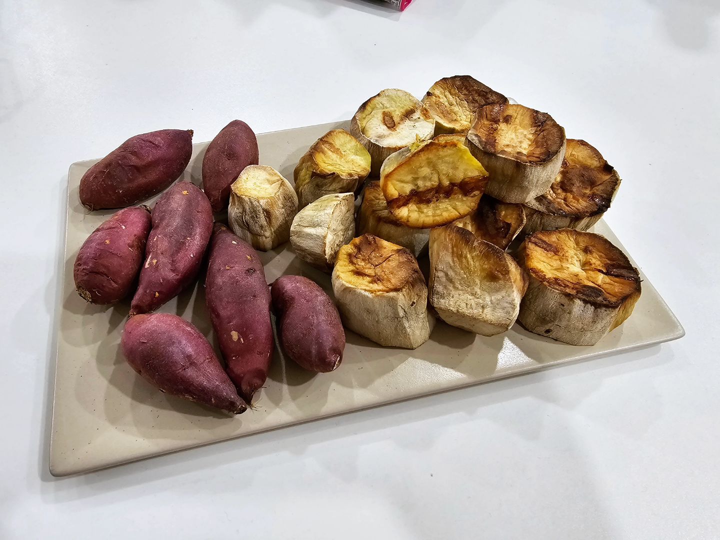 고구마 구울때 칼질하다가 손 다쳤어도!!
껍질깎은 군고구마는 놓칠 수 없어....

고구마 2종류라... 두가지 버전으로 구움.. 
고구마부자 (친정, 시댁 ㅋㅋㅋ)
.
.
.
.
.
#일상 #군고구마 #LG광파오븐 #LG광파오븐고구마 #daily #food #foodpic #foodstagram