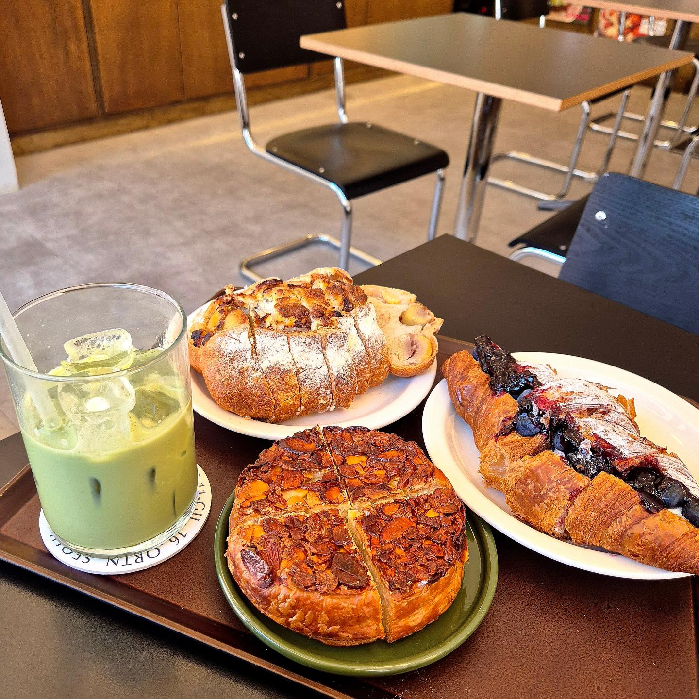 🥐🥐[올튼]🥐🥐
🍏햇살 좋은 창이 있는 석촌역 카페
🍏위치:서울 송파구 가락로11길 16
🍏메뉴
*아몬드 퀴아망 (4,700)✨️
*공주밤 크림치즈 깜빠뉴(5,500)✨️
*블루베리 요거트 크루아상(5,900)✨️
*녹차라떼 아이스(4,000)

총평:★★★★★
(인공적인맛이 아닌 진짜 고급 빵맛!)

[이용 시간]
10:00 ~20:00 >영업시간
(월,화 정기휴무)
🛵포장가능
🚘배달가능
🐶반려동물 동반 가능

🍏🥖당일생산, 당일판매🥖 원칙으로 판매

🍏시그니처 빵들은 꼭 구매해보시길 추천!!
빵들의 맛이 인공적이지 않고 재료들이 맛있게 어울려서 고급스러움!!

🍏가게 내부에 창이 커서 햇살이 샤르르 들어옴!
강아지와 동반가능 카페라고 하니, 완전 힐링 장소!!

#협찬 #송파구카페 #송리단길디저트 #석촌역카페 #송리단길카페 #송파구디저트 #송리단길데이트 #송파구데이트 #석촌역베이커리 #송파구베이커리 #올튼 #애견동반 #강아지동반카페