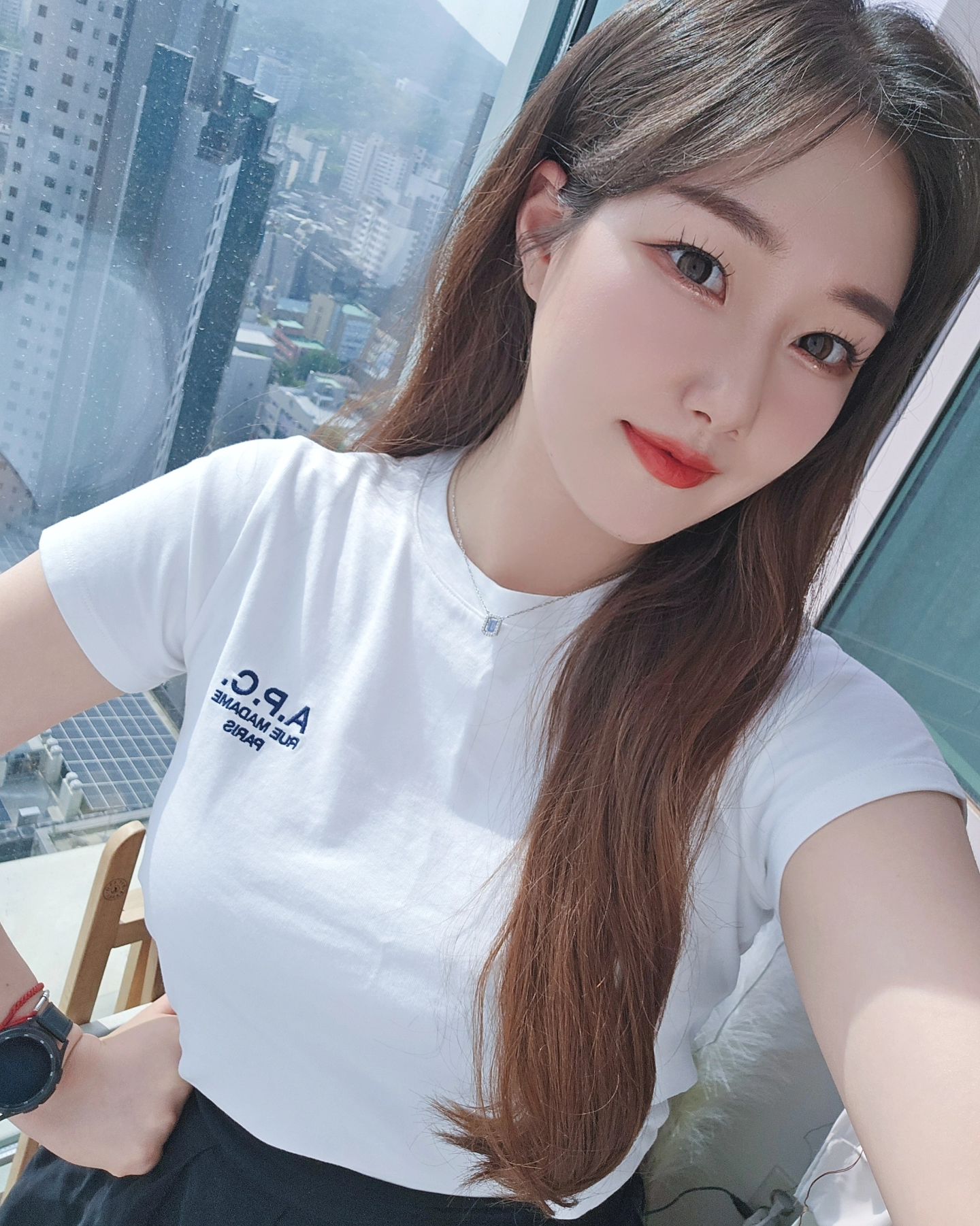 머리를 자를까 염색을 할까 둘 다 할까