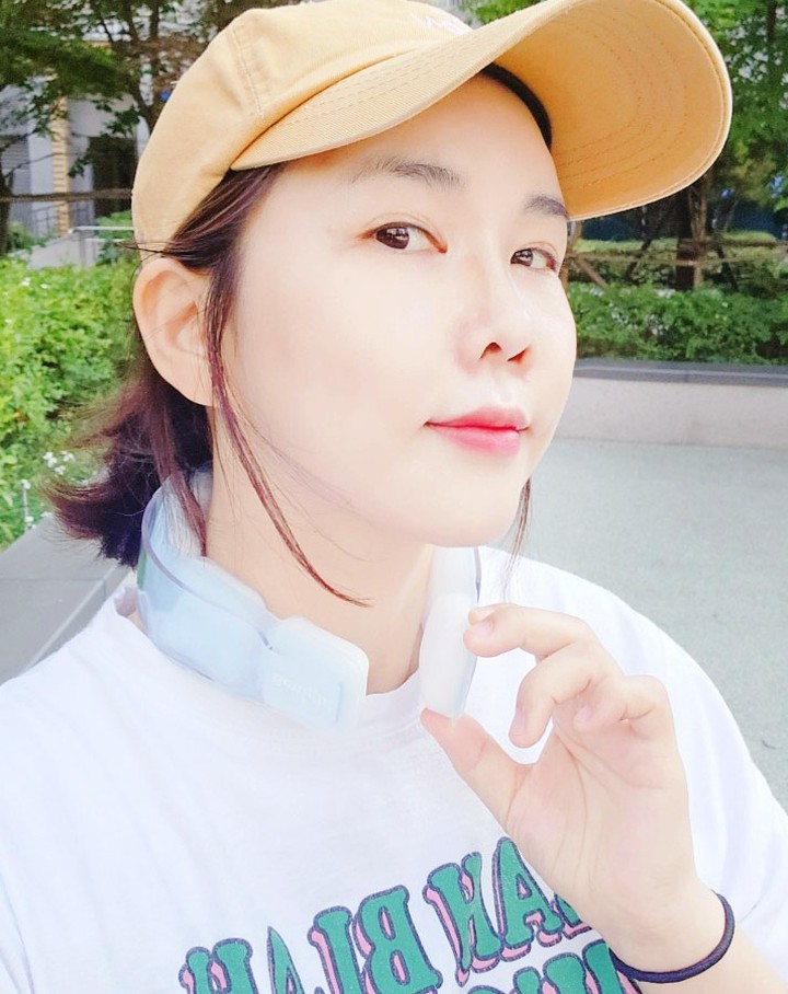 #협찬

여름 필수템으로 준비한 비나잇 넥쿨러! 무더운 여름 시원하게 보내고 싶어 준비했는데 육아맘이라 두손 자유롭게 시원한 넥쿨러가 정말 진리네요!

저가의 중국산 넥쿨러는 결로도 생기고 성분도 안심이 안되고 고민하게 되는데 비나잇 넥쿨러는 독일 PCM정품을 사용해서 더욱 안심할수 있어요.

또 일단 착용하면 그날은 정낭 에어컨 달고 다니는 기분!! 너무 꿀템이라 신랑하고 번갈아가며 아이 등하원시 착용하고 다닌답니다.

정말 시원한 아이스 넥쿨러 찾으시면 비나잇 넥쿨러 착용해보시길 바라요!

#넥쿨러 #비나잇 #비나잇넥쿨러 #넥쿨러추천 #오래가는넥쿨러 #여름필수템 #여름아이템 #더위조심 #아이스넥쿨러 #시원한넥쿨러