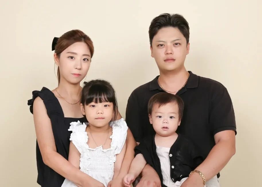 👨‍👩‍👧‍👦 첫 가족사진 🤍🖤

내가 제일 사랑하는 사람들
너무 이쁜 유주 , 정말 귀여운 시우
엄마 아빠가 많이 많이 사랑해 🫶

#가족사진 #남매맘 #네식구첫가족사진👨‍👩‍👧‍👧 
#우리보물들 #육아일상