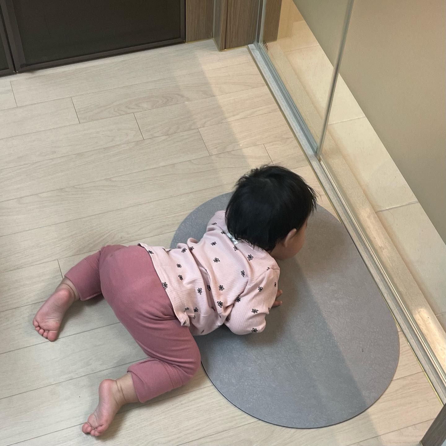 ⠀
⠀
나요니의 잘못된 호기심 🤦🏻‍♀️🤦🏻‍♀️
⠀
안방 화장실 문 이렇게 만드신 분 반성하세요😭
⠀
화장실 갈 때마다 나요니 올까봐 중문 꼭 닫고 가는 삶🔥
⠀
⠀
#모텔아님 #안방화장실 #아파트 #설계자분 #반성하세요😭
#아기취미 #염탐 #육아소통 #딸바보 #딸스타그램 #신혼소통
#전주인이중문을단이유가있구나 #인테리어 #신혼집인테리어
#오늘의집 #잘못된화장실문 #나요니눈높이 #눈높이선생님 #도촬
⠀
⠀