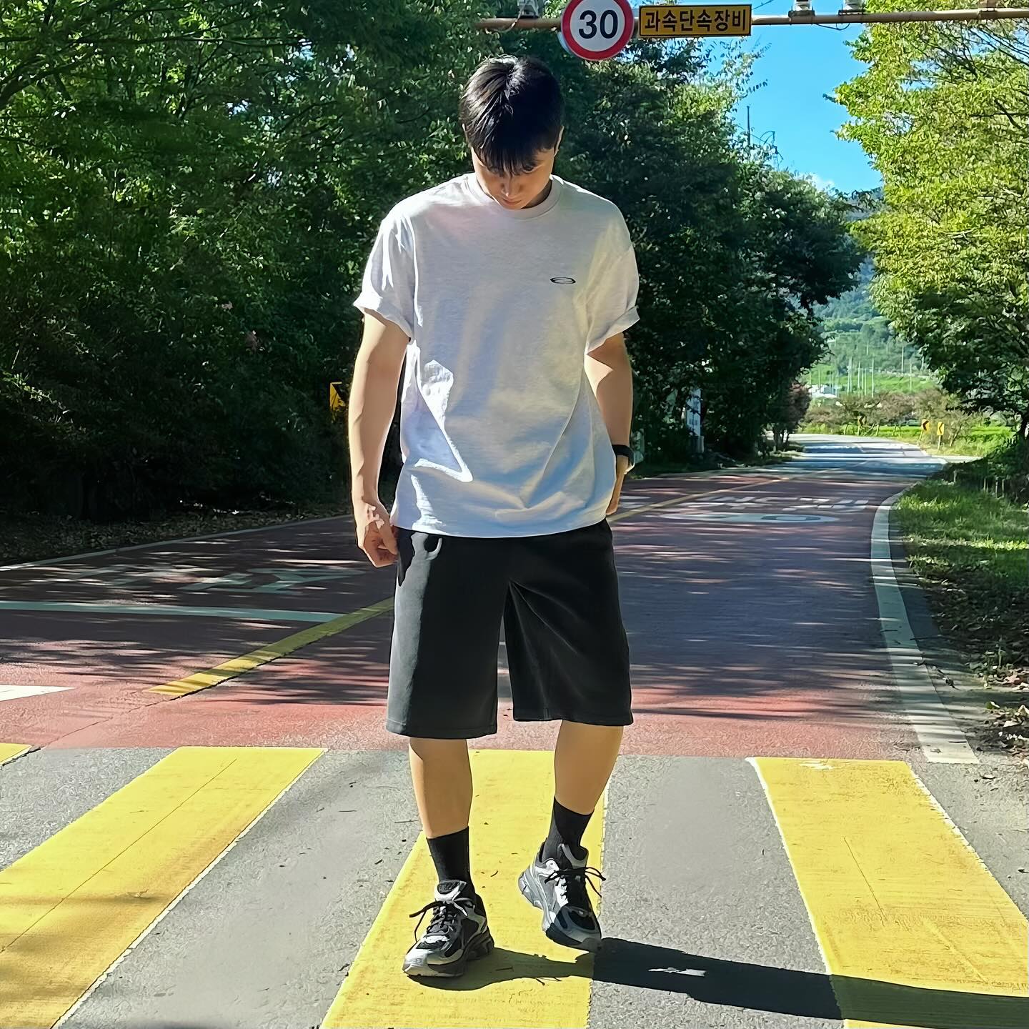 #광고 ‘휠라 디사이퍼 24 [FILA DECYPHER 24]’

 오늘 여러분들께 우리나라의 스포츠 브랜드 fila_korea 의 ‘휠라 디사이퍼 24 [FILA DECYPHER 24]에 대해 소개해드리려고 합니다! 👟

 폴리에스터 소재를 사용하여 통기성이 정말 좋고, 무엇보다도 신었을 때 굉장히 가볍고 편안한 착화감을 느낄 수 있었습니다. 🪽

 제가 착용한 블랙 색상 제품의 경우 전체적인 검정색 베이스에 실버 포인트가 힙한 무드를 줍니다. 😎

 힙스럽게 매치하거나 고프코어룩에도 잘 어울리고 무엇보다 가볍게 신고 다니기 굉장히 좋은 제품입니다! 👍

 지금 이 ‘휠라 디사이퍼 24 [FILA DECYPHER 24]’는 abcmartkr 단독 상품이며, 오직! “ABC 마트”에서만 만나보실 수 있으니 참고하시기 바랍니다!

#광고 #휠라 #abc마트 #휠라디사이퍼24 #abc단독 #휠라운동화 #fila #abcmart