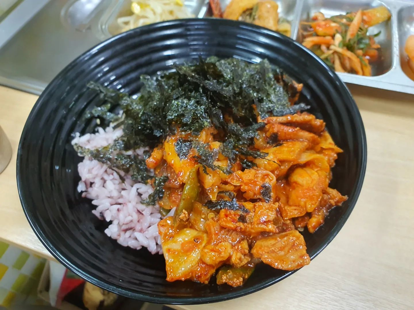 오느른 #잠실식당 잠실역 안에 위치한 노포너낌의 분식.한식 집에 왔습니다

마치 학창시절 급식 맛 없을 때 몰래 담넘어 간 학교 앞 분식집에서 먹는 느낌이 드는 맛과 비주얼 입니다 ㅋㅋ

업력을 꽉꽉 쌓아오신 사장 할머니가 주문즉시 
휘리릭 만들어 주십니다 ㅋ
저 좁은 주방에서 동시에 몇 가지 요리를 하시는건지 싱기방기

#제육덮밥 은 맛없기 힘든 맛이고
#순두부찌개 는 고추기름맛이 강해서 칼칼해요

꼭 찾아가서 먹어봐야 되는 맛집은 아니지만
잠실왔는데 역에서 멀리가긴 귀찮고

기본에 충실한 적당한 식사가 하고싶을 땐 갈만한 식당이라 생각됩니다~

#잠실역맛집 #잠실역한식 #잠실역분식 #잠실식당 #잠실직장인