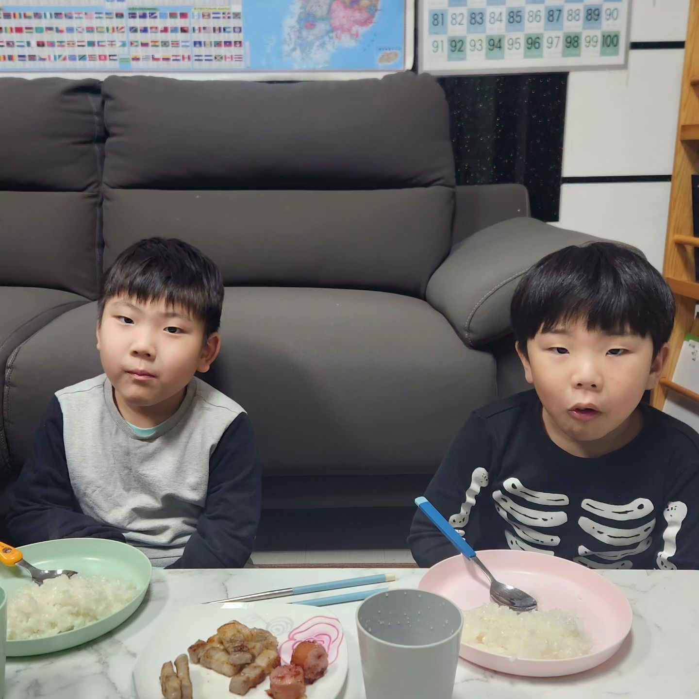 몬스터 파크보다 집에서 더 잘논던 아이들
이른 저녁으로 삼겹살 먹었는데 어른이고 애고
다 잘먹어서 뿌듯!!
다음엔 그냥 집에서 놀자꾸나

#승호네 #함께한저녁 #잘놀아줬네 #고기파티 #삼겹살파티
#7살이들 #벌써7살 #시간빠르다