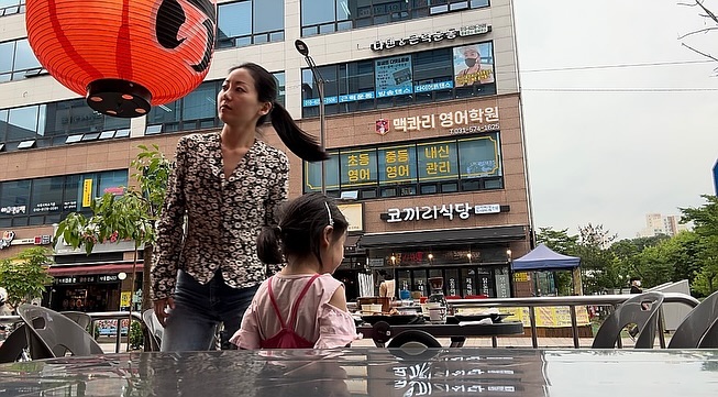 숨튈구멍 이 있어서 다행이다 ...
육아는 미치도록 행복하게 해주고 그어떤것보다 힘들게도 만든다... 또 나름패턴이 생겼다고... 적응이 되네?🙂‍↕️
