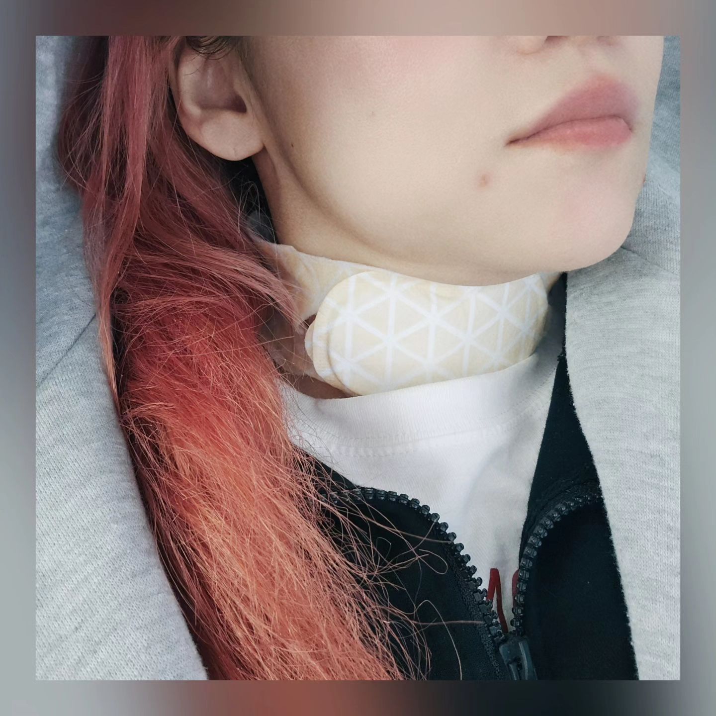 처음으로 목마스크란걸 사봄

 비염이 심해서 그런줄 알고 지내다보니 독감... 쌩으로 버티느라 수고했다는 의사쌤..

하하하 이후 기침도 심해질거라고하시며 따뜻한물이랑 목 따뜻하게하고 병원오라던 샘..

그땐 기침을 안했기에..뭔가 싶었는데..
요즘 격하게 그말에 의미를 느끼는중..

일할때도 왠만하믄 말 마니 안하려고 애쓰는중..

다이어트 하다가 또 멈춰버렸네 힝..