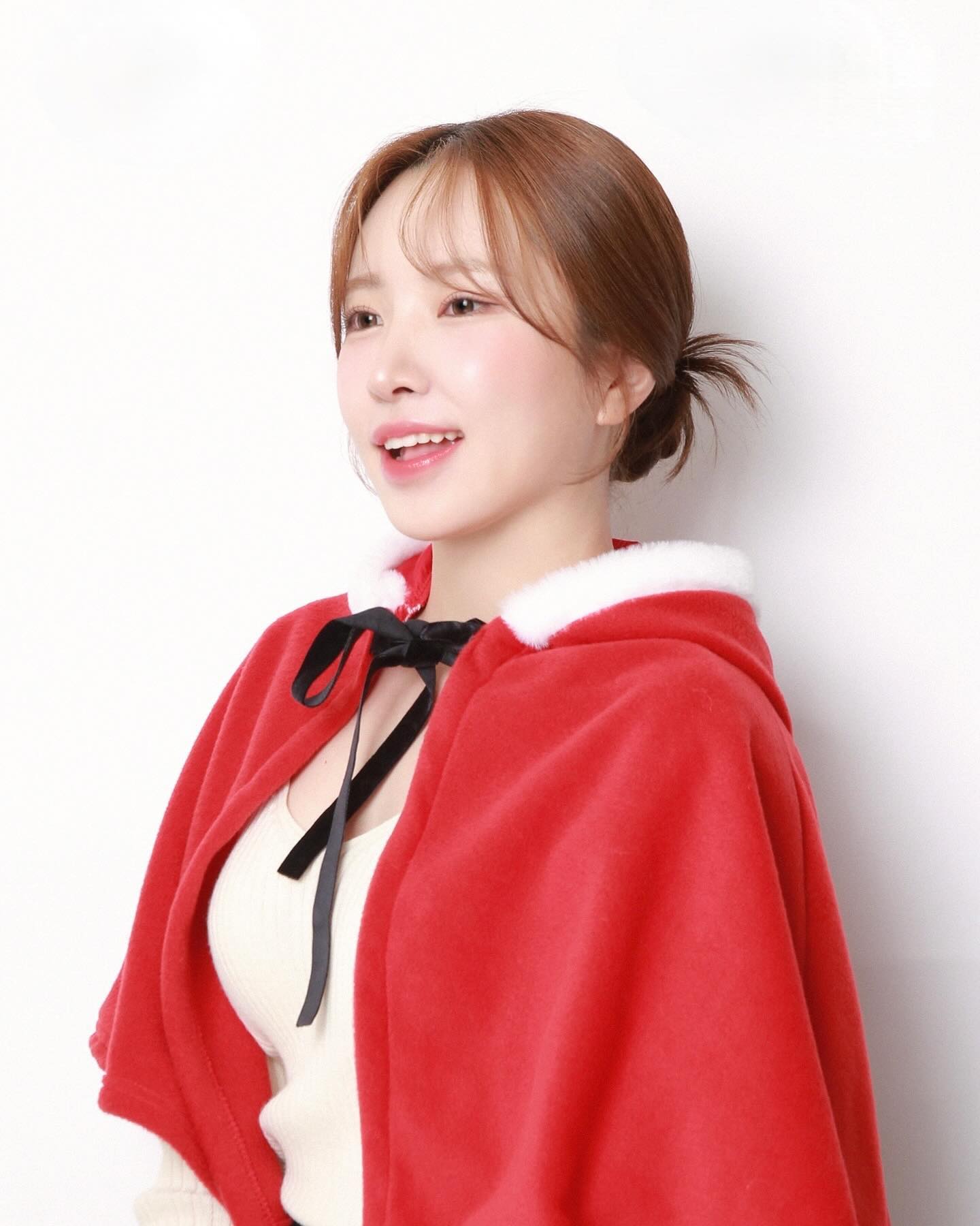 샵에서 웨딩테스트 헤메 후
프로필 찍으러 갔다가 산타컨셉🎅🏻❄️
망토는 재미로 한건데 맘에든다✨
Merry Christmas 🎄

myown____studio
#청주증명사진 #청주프로필사진 #청주프로필촬영 #셀프프로필사진 #청주크리스마스