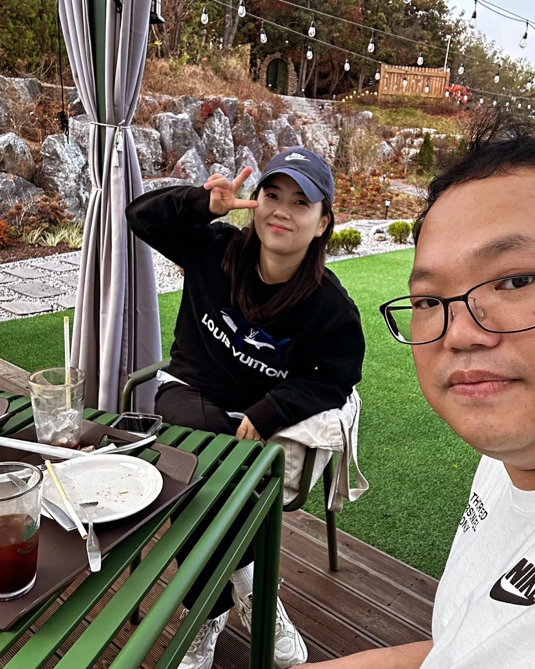 🥰
.
.
.
시할머니 시엄마랑 점심먹고
시엄마랑 집 뒤 이쁜 카페가서 데이트❤️
날씨가 너무 좋으니까 집에만 있기 아깝자나😍
시엄마 놀리기 꿀잼👍
귀여우셔 아주ㅋㅋㅋ
아이폰을 써도 사진을 못찍는 황서방
반성해😡
#주말 #시엄마랑 #주말데이트