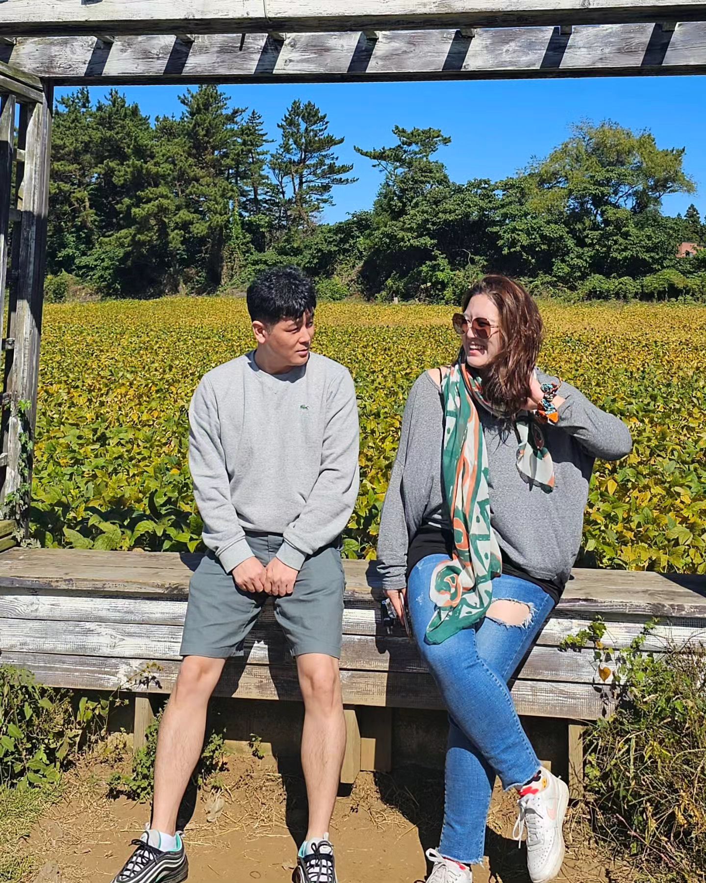 .
#사촌오빠랑놀기 #울오빠의가을소풍 🍁🍂🌰🌾
.
햇살은 따숩고 바람은 추웠던 날
울오빠 제주 놀러 온 핑계로 #땡땡이데이 
.
맛있는거 먹고 바다보고 #숲속힐링🌿 하고 탄산온천 갔다가 또 맛있는거 먹고 알차게 돌아다닌 하루♥︎
.
.
#제주살이 #제주라이프🌴 #임시휴무 #오빠카드찬스💳 #사촌오빠flex #켄싱턴리조트 #한라산아래첫마을 #메밀비비작작면 #협재해변 #환상숲곶자왈 #산방산탄산온천 #만미식당 #해물전골맛집 #진짜진짜강추 #국물이끝내줘요 👍