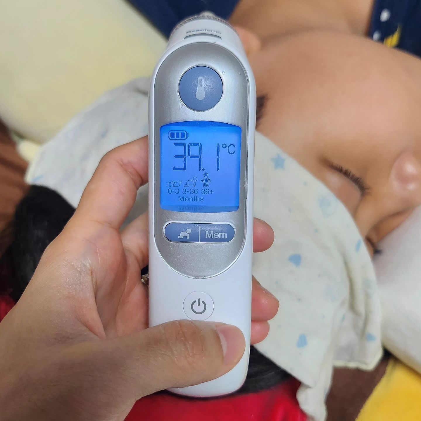 #고열🤒

일교차가 큰 날씨라 감기가 시작되었구나 했는데,
고열이 무지막지하게 오늘까지도 계속이라
이틀 연속 병원진료🏥 봤어요!

고열 지속, 해열제도 잘 안들어서 독감 검사 했더니
A형독감 확진이라는.. 또르르..

학교에 독감환자 많다고 하더니 결국 왔네유🥲
타미플루 5일 복용 힘든데 해열제 교차복용까지ㅠㅠ

독감 얼른 떨어져랏!!! 제발🙏

-

#일상기록 #오늘 #둘째 #🧒🏻 #a형독감 #타미플루
#고열 #독감주의 #초등스타그램
#워킹맘 #삼남매맘 #간호중 #피곤이몰려온다 #🥱
#독감 #안녕하자 #👋 #아프지말자