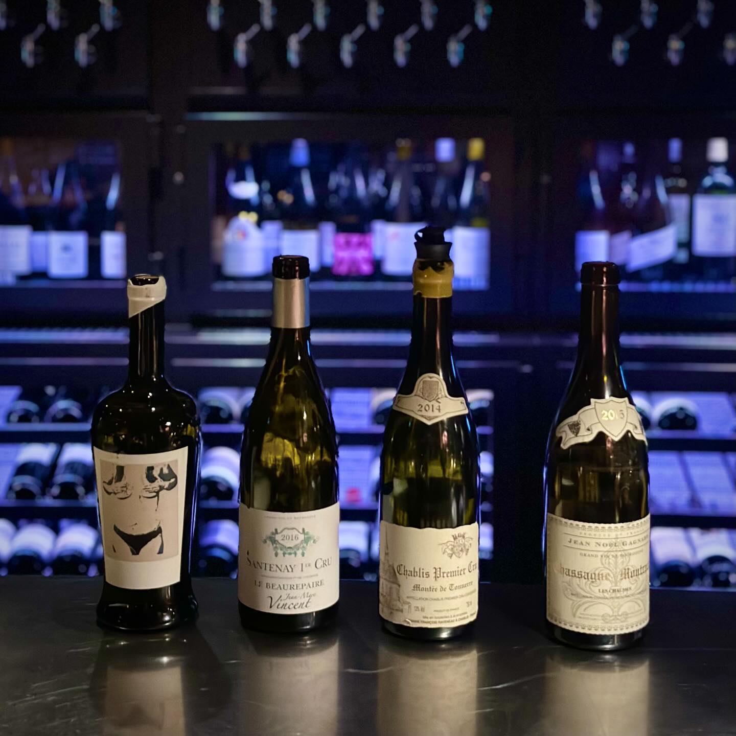 * 𝑳𝒆𝒔 110 𝒅𝒆 𝑻𝒂𝒊𝒍𝒍𝒆𝒗𝒆𝒏𝒕 𝑷𝒂𝒓𝒊𝒔 🇫🇷

오랜만에 올리는 프랑스(와인..) 여행기 🫢
파리는 역시 글라스로 와인 즐기기도 좋은 나라에요.

기본적으로 갖춰져있는 코라뱅에 와인 컨디션 유지도 잘 돼있어요. 
게다가 정말 110가지의 와인이 디스펜서로 보관돼있어 
모두 잔 단위로 가능한데 ! 그 리스트가 어마어마 하네요😇
이날 정말 신나서 엄청나게도 마셨더라구요 🤣

🥂
•𝘿𝙤𝙢𝙖𝙞𝙣𝙚 𝙁𝙧𝙖𝙣𝙘𝙤𝙞𝙨 𝙍𝙖𝙫𝙚𝙣𝙚𝙖𝙪 𝘾𝙝𝙖𝙗𝙡𝙞𝙨 1𝙚𝙧 𝘾𝙧𝙪 
𝙈𝙤𝙣𝙩é𝙚 𝙙𝙚 𝙏𝙤𝙣𝙣𝙚𝙧𝙧𝙚 2014
•𝙎𝙞𝙣𝙚 𝙌𝙪𝙖 𝙉𝙤𝙣 𝙀𝙣𝙩𝙧𝙚 𝘾𝙝𝙞𝙚𝙣 𝙚𝙩 𝙇𝙤𝙪𝙥 2015 
•𝘿𝙤𝙢𝙖𝙞𝙣𝙚 𝙅-𝙈. 𝙑𝙞𝙣𝙘𝙚𝙣𝙩 𝙎𝙖𝙣𝙩𝙚𝙣𝙖𝙮 1𝙚𝙧 𝘾𝙧𝙪 𝘽𝙚𝙖𝙪𝙧𝙚𝙥𝙖𝙞𝙧𝙚 2016
•𝘿𝙤𝙢𝙖𝙞𝙣𝙚 𝙅-𝙉. 𝙂𝙖𝙜𝙣𝙖𝙧𝙙 𝘾𝙝𝙖𝙨𝙨𝙖𝙜𝙣𝙚 𝙈𝙤𝙣𝙩𝙧𝙖𝙘𝙝𝙚𝙩 1𝙚𝙧 
𝘾𝙧𝙪 𝙇𝙚𝙨 𝘾𝙝𝙖𝙪𝙢𝙚𝙨2015

🍷
•𝙈𝙪𝙨𝙘𝙖𝙩 𝙙𝙚 𝙍𝙞𝙫𝙚𝙨𝙖𝙡𝙩𝙚𝙨 𝙏𝙪𝙡𝙞𝙚 1995
•𝘿𝙤𝙢𝙖𝙞𝙣𝙚 𝙅𝙖𝙢𝙚𝙩 𝘾ô𝙩𝙚-𝙍𝙤𝙩𝙞𝙚 2014
•𝙈𝙤𝙣𝙩𝙖𝙡𝙘𝙞𝙣𝙤 𝙍𝘿𝙈 𝘾𝙤𝙣𝙩𝙞 𝘾𝙤𝙣𝙨𝙩𝙖𝙣𝙩𝙞 2016
•𝘿𝙤𝙢𝙖𝙞𝙣𝙚 𝙙𝙚 𝙡𝙖 𝙅𝙖𝙣𝙖𝙨𝙨𝙚  𝘾ô𝙩𝙚𝙨 𝙙𝙪 𝙍𝙝ô𝙣𝙚 𝙇𝙚𝙨 𝙂𝙖𝙧𝙧𝙞𝙜𝙪𝙚𝙨 2017
•𝙊𝙈𝘼𝙂𝙉𝘼 ”𝙇𝙪𝙘𝙘𝙞𝙤𝙡𝙚 𝙍𝙞𝙨𝙚𝙧𝙫𝙖“ 2019 𝘾𝙝𝙞𝙖𝙧𝙖 𝘾𝙤𝙣𝙙𝙚𝙡𝙡𝙤, 𝙄𝙩𝙖𝙡𝙞𝙚
•𝘿𝙤𝙢𝙖𝙞𝙣𝙚 𝙂𝙚𝙤𝙧𝙜𝙚𝙨 & 𝘾𝙝𝙧𝙞𝙨𝙩𝙤𝙥𝙝𝙚 𝙍𝙤𝙪𝙢𝙞𝙚𝙧 
𝘾𝙡𝙤𝙨 𝙙𝙚 𝙡𝙖 𝘽𝙪𝙨𝙨𝙞𝙚𝙧𝙚 2012

하브노 샤블리부터 정말 오랜만에 보는 씨네쿼넌
그리고 여기서도 정말 다양한 스타일로 마셔봤는데
이게 이런 맛이었어?라는 말을 많이도 했었더라구요😂
하지만 뒤로 갈 수록 사진도 없고..😇
마시고 떠들고 노느라 시음노트는 절대 없지만
행복하고 즐거웠던 기억은 마음속에 가득해요 🥰

이렇게 열심히 소비하고 💸 열심히 현생 살고 있는 와중에 
또 여행 가고 싶어 5월쯤 어디 갈까 고민중인 저 ..🧐

그전에 조만간 남은 프랑스 여행이랑 
지난 태국 여행에서 예뻤던 곳도 몇개 올려 볼께요😆

les110detailleventparis 

#프랑스여행 #파리여행 #프랑스와인바 #파리와인바 
#하브노 #씨네쿼넌 #코라빈 #따이유벙 #tailleventparis
