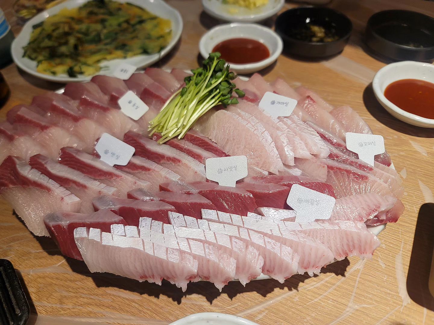 ⠀
좋은 사람과 맛있는 음식을 먹는다는 것은 행복한 일이다.
⠀
서로 간에 바빠서 남은 삶 동안 얼마나 자주 만날 수 있을까?
올겨울 대방어는 얼마나 더 만날 수 있을까?
⠀
그리 생각하면 지금이 가장 소중한 시간이다
⠀
대방어
대.. 대방어는
방.. 방사능이 있어도
어.. 어떻게든 먹어야 한다
⠀
⠀
#대방어 #겨울대방어 #연산동횟집 #도심속바다